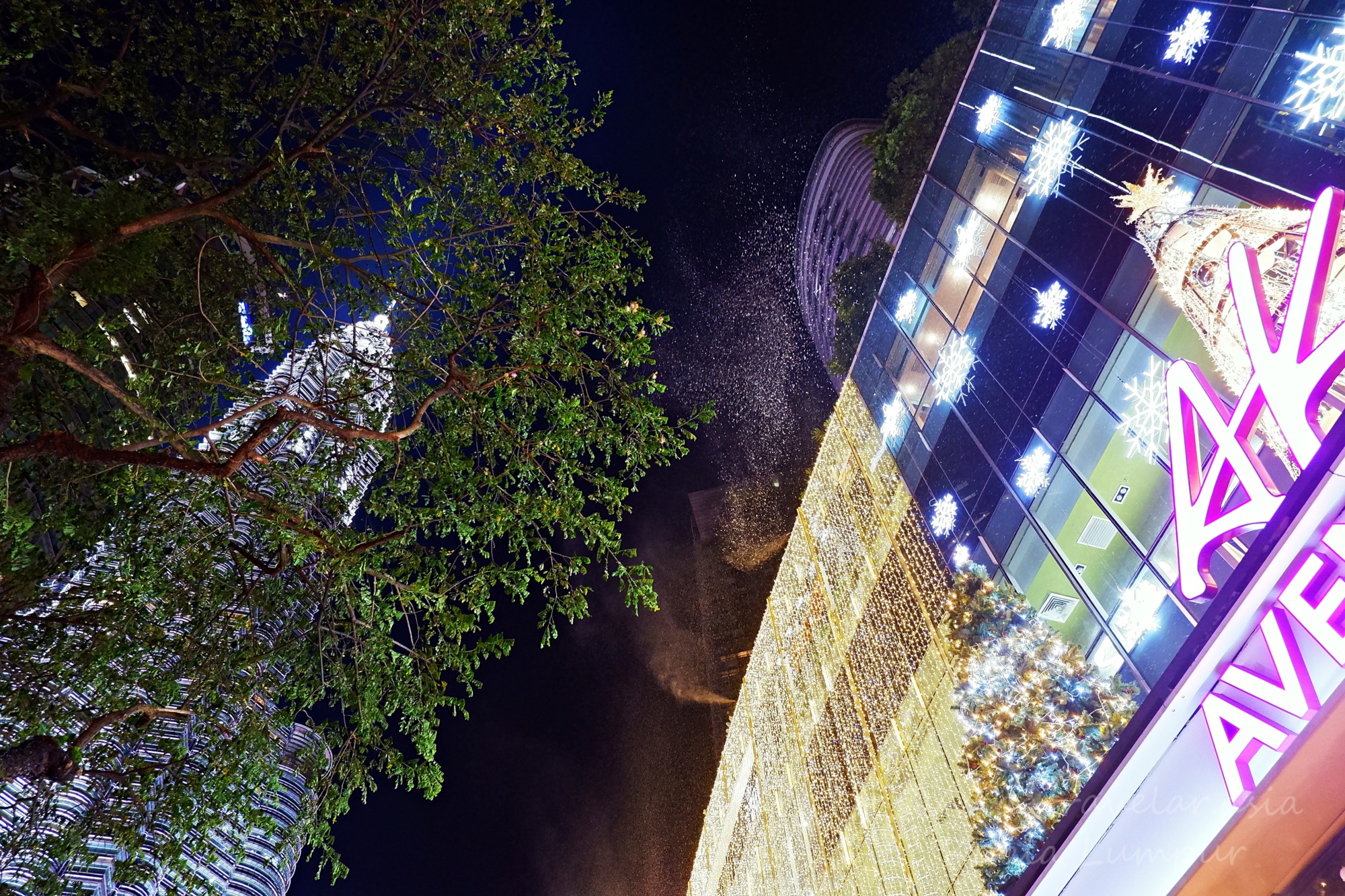 アベニューKのクリスマスイルミネーションと舞う雪演出の夜景