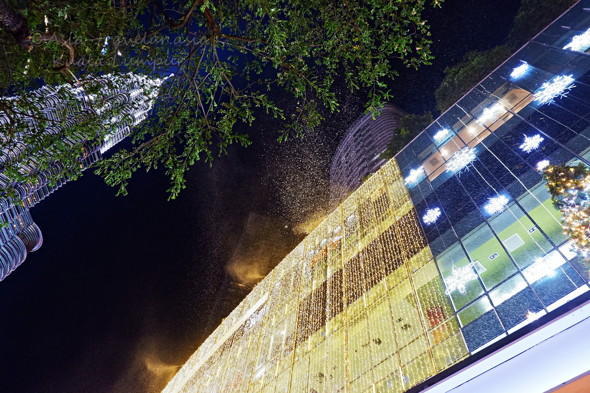 クアラルンプールのアベニューKでクリスマス電飾とツインタワーを見上げる夜景