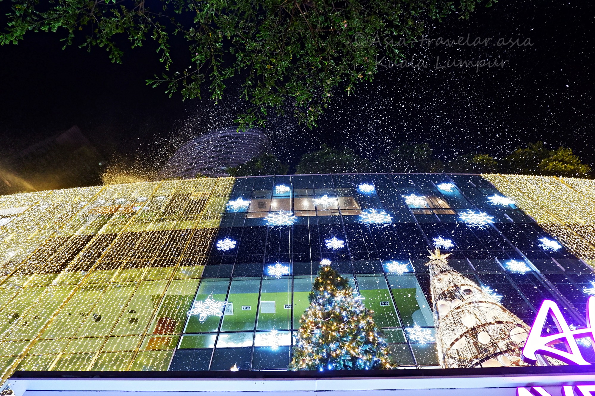 クアラルンプール・アベニューKのクリスマスイルミネーションと人工雪