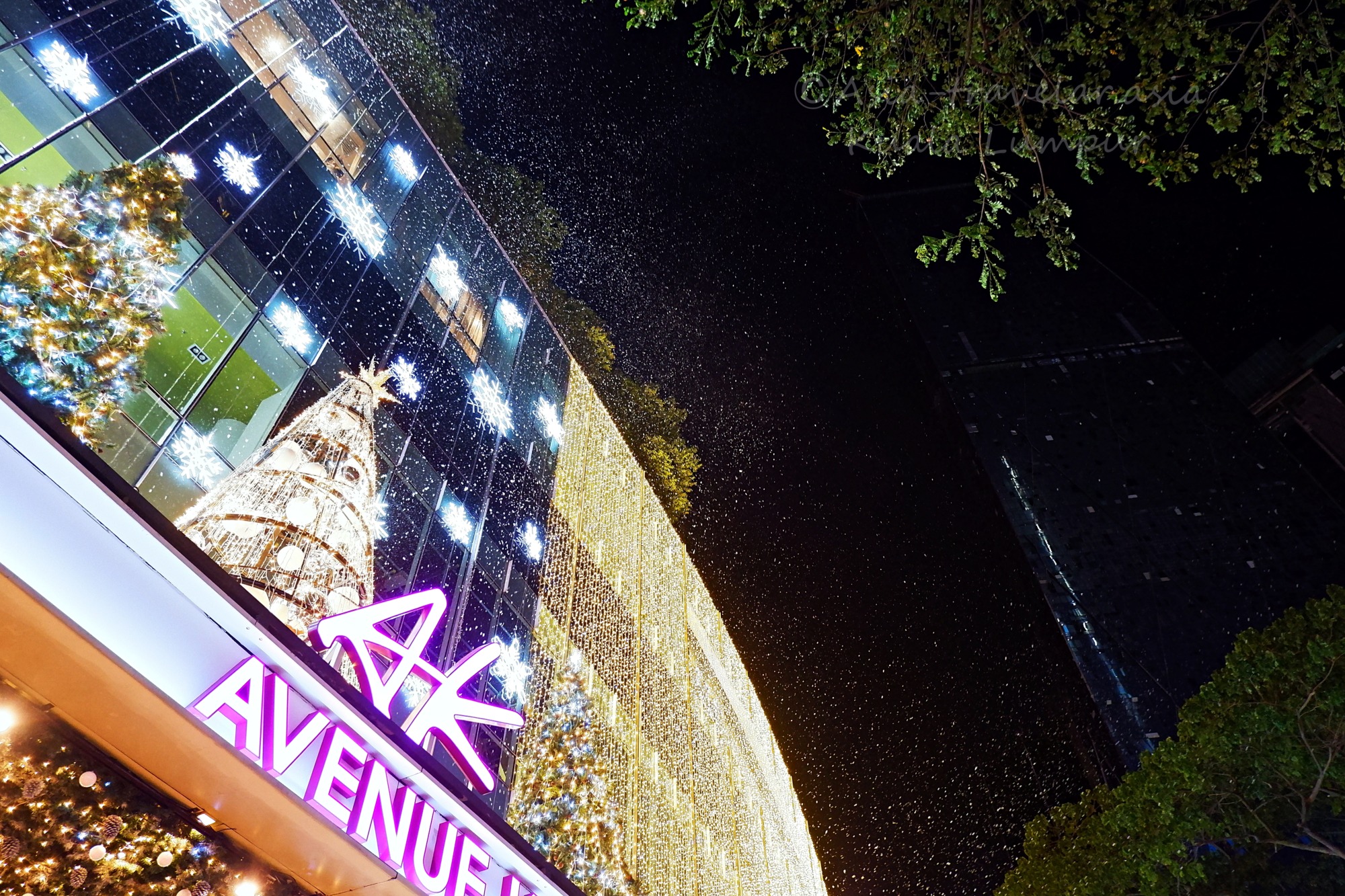 アベニューKのクリスマスイルミネーションと雪演出の夜景