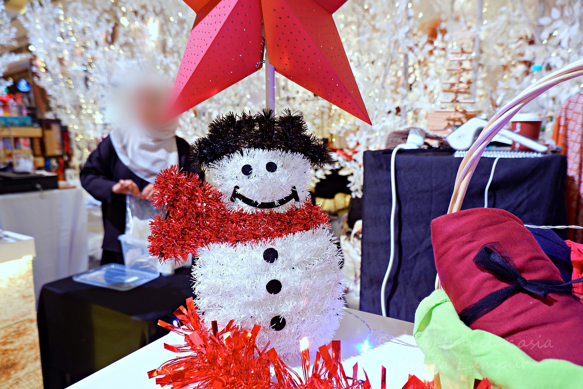 クアラルンプールのショップに飾られた雪だるまのクリスマス装飾
