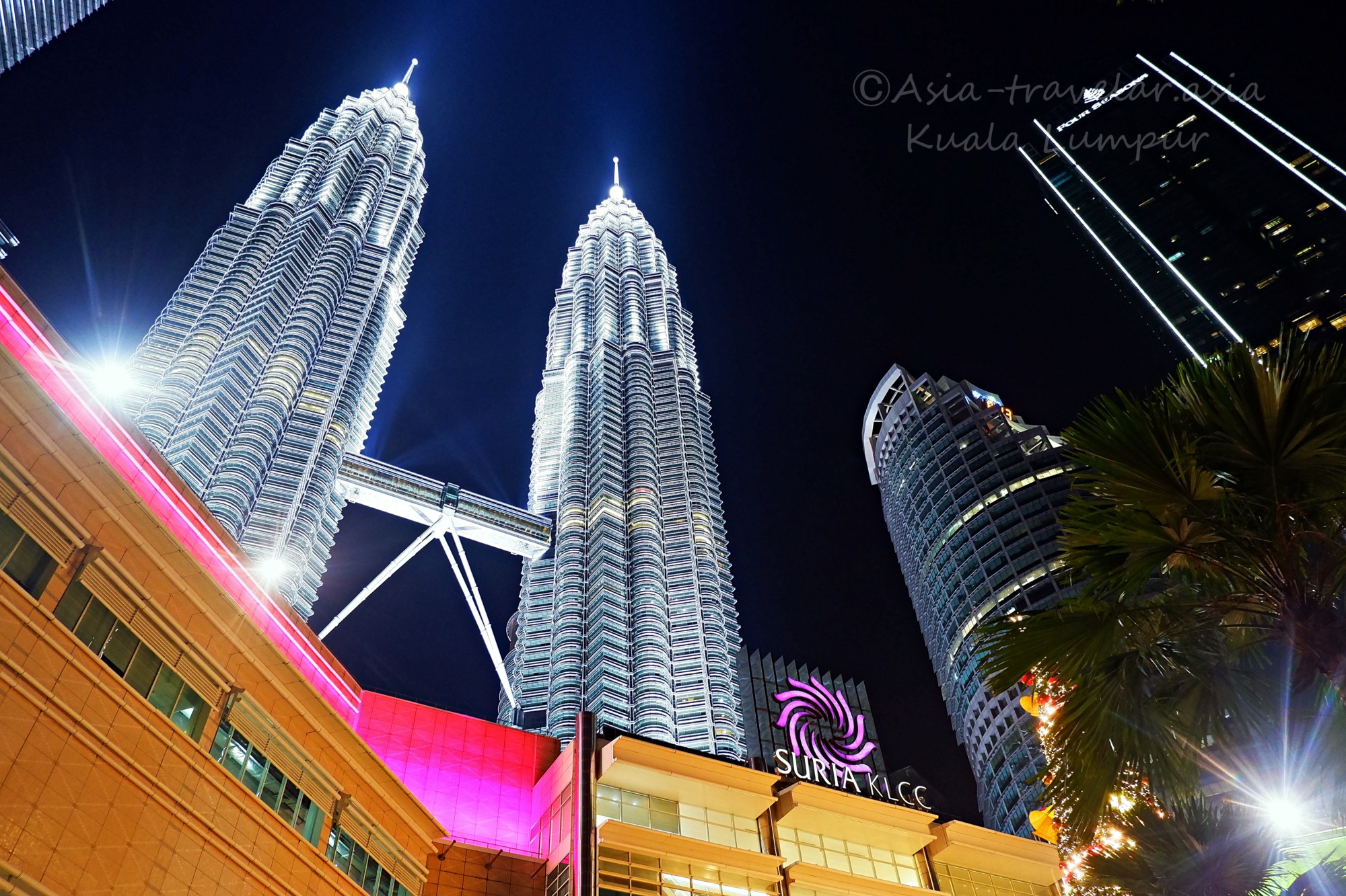 クアラルンプールのペトロナスツインタワーとSuria KLCCの夜景