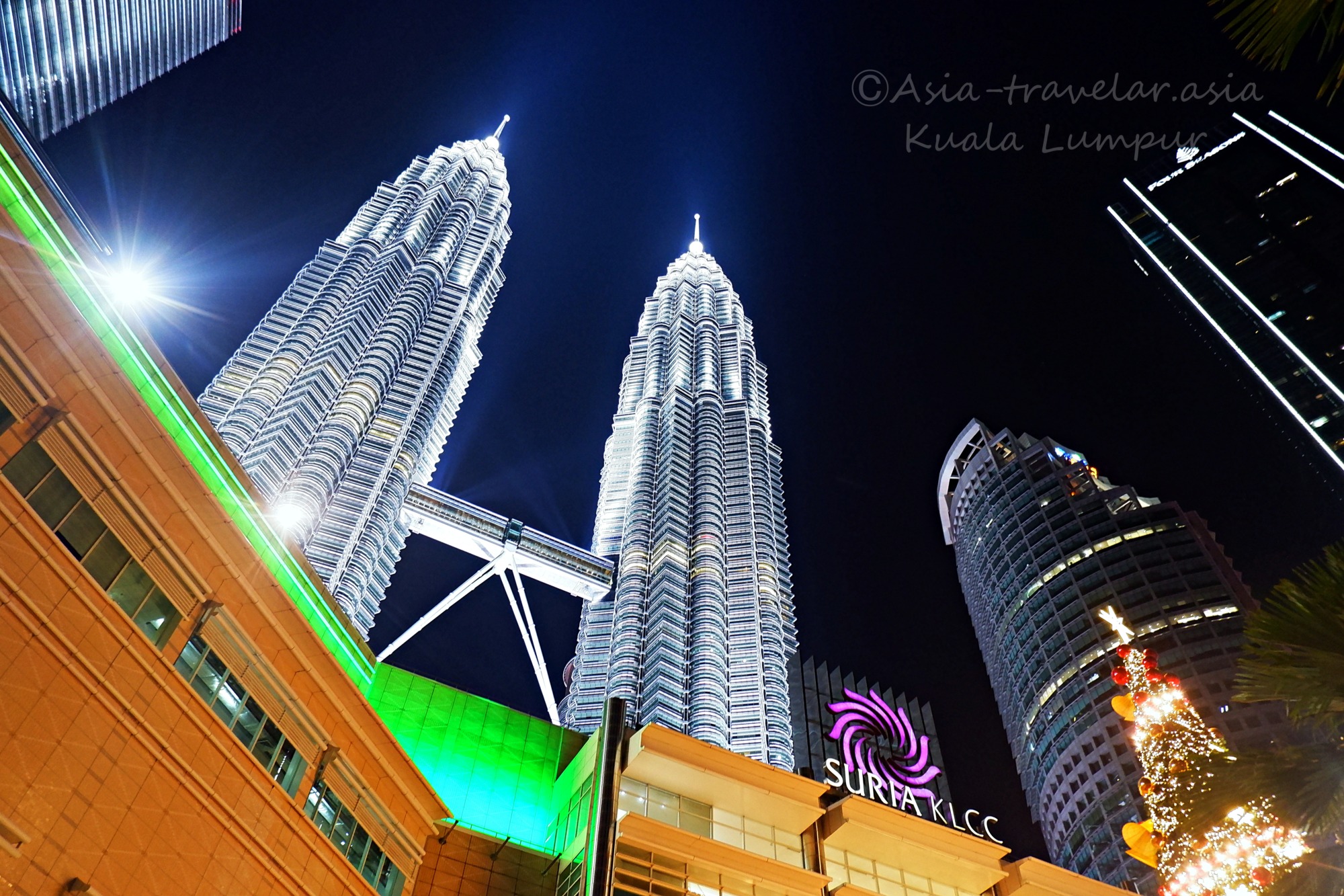 クアラルンプールのペトロナスツインタワー夜景とSuria KLCC