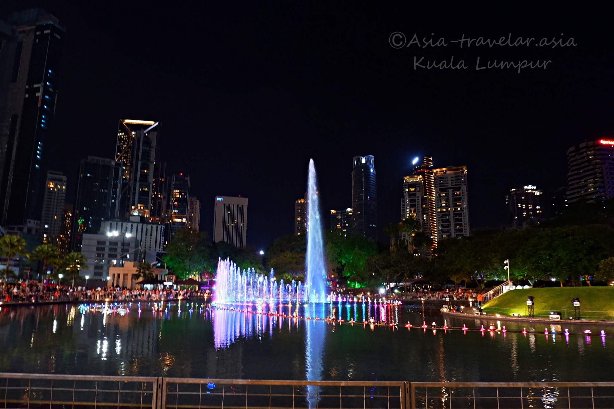 KLCCパーク池の噴水ライトショーと夜景