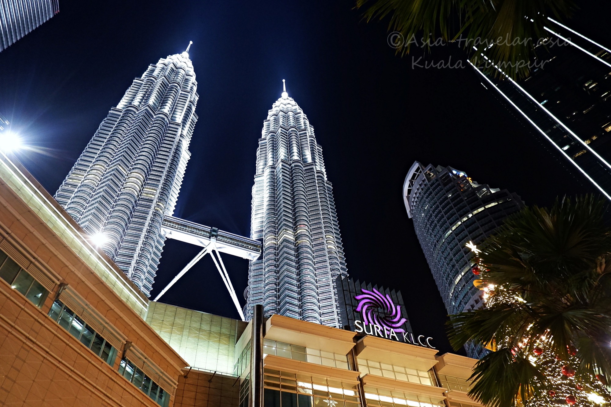 クアラルンプールのペトロナスツインタワーとSURIA KLCCの夜景