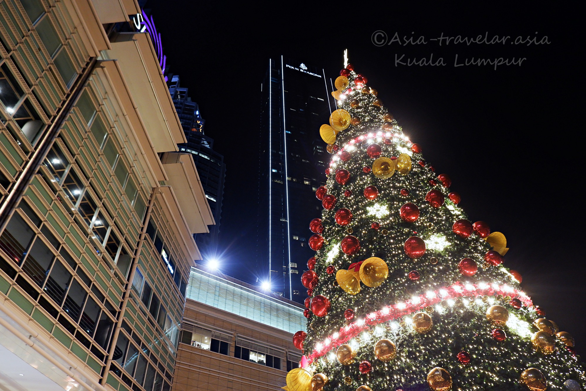 スリアKLCC前の巨大クリスマスツリー夜景