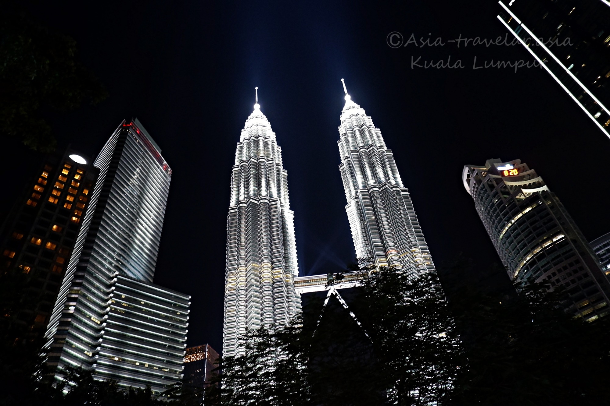 クアラルンプールのペトロナスツインタワー夜景ライトアップ