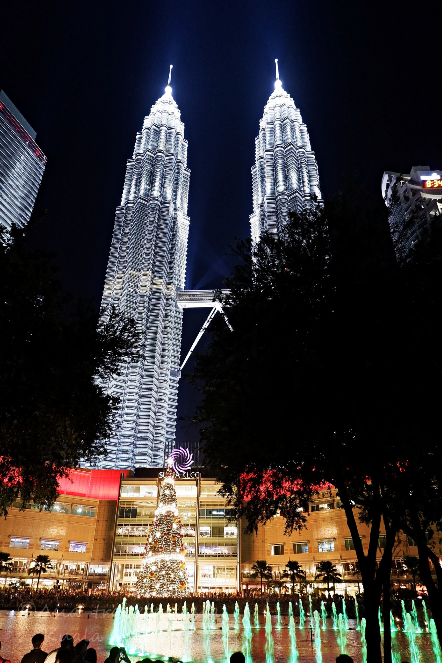 クアラルンプールのペトロナスツインタワー夜景とクリスマスツリー