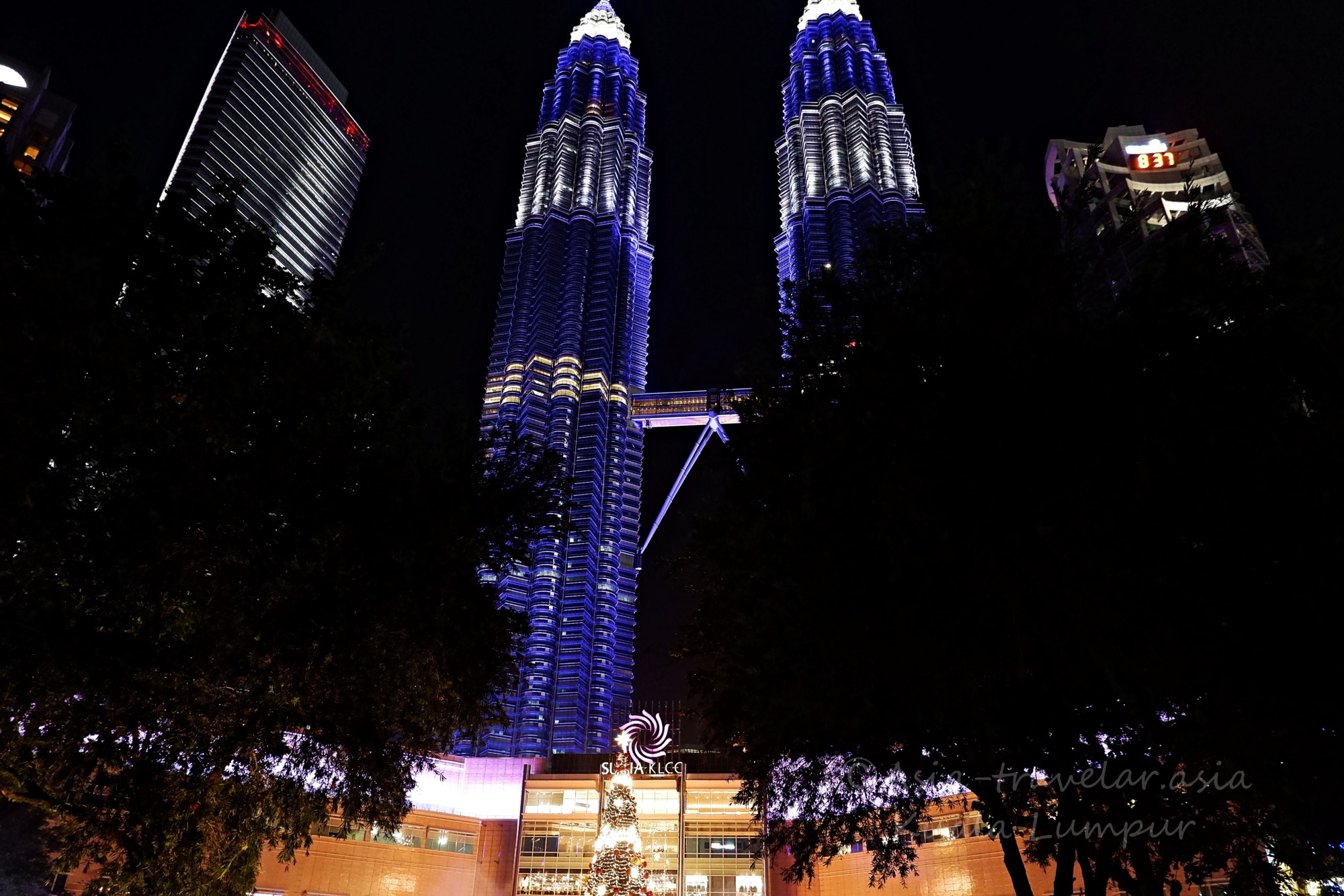 ブルーにライトアップされたペトロナスツインタワー夜景・25周年