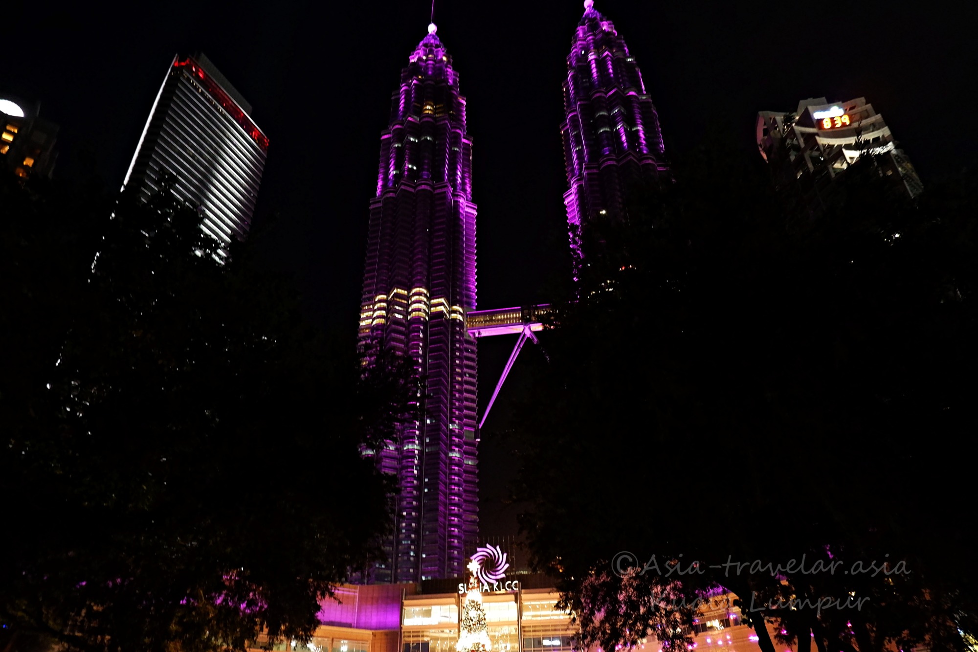クアラルンプールのペトロナスツインタワー25周年記念の紫色イルミネーション夜景