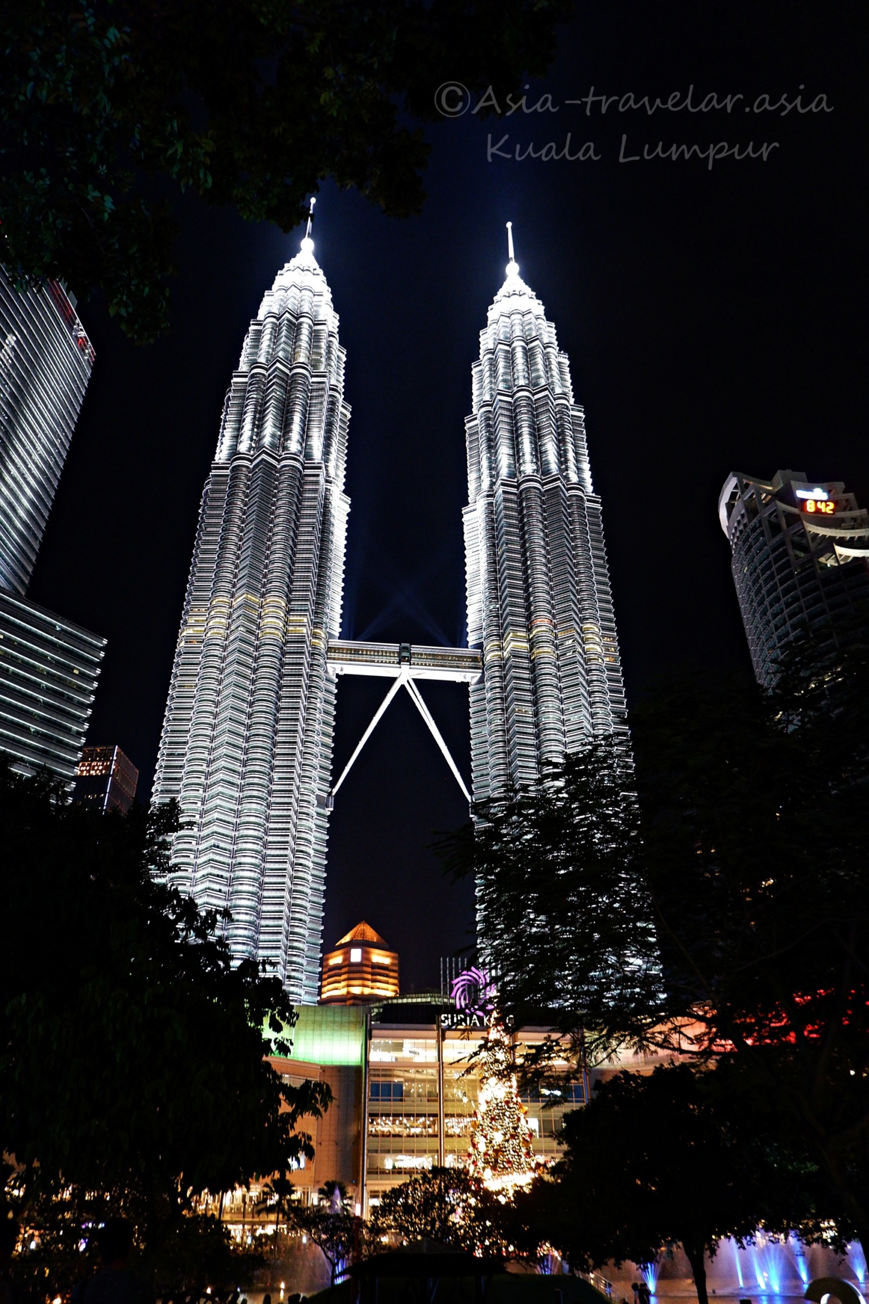 クアラルンプールのペトロナスツインタワー夜景とクリスマスイルミネーション