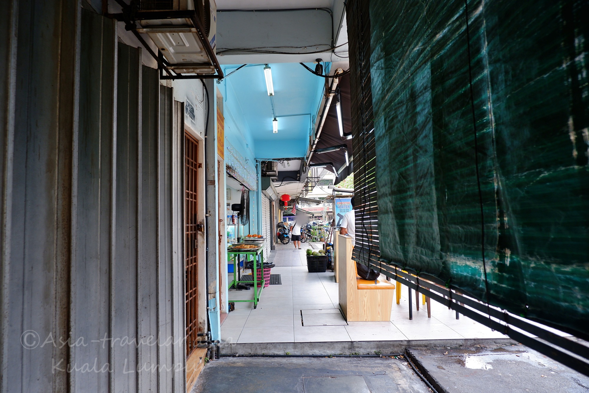 クアラルンプールの商店街の細い通路と露店