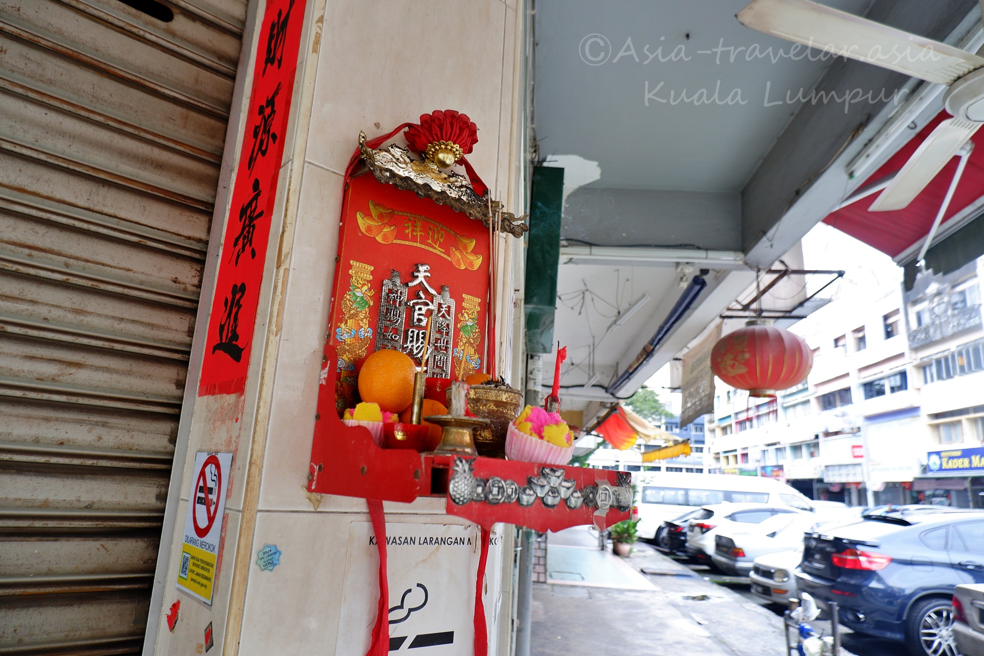 クアラルンプールの商店街に飾られた赤い中華祭壇と提灯