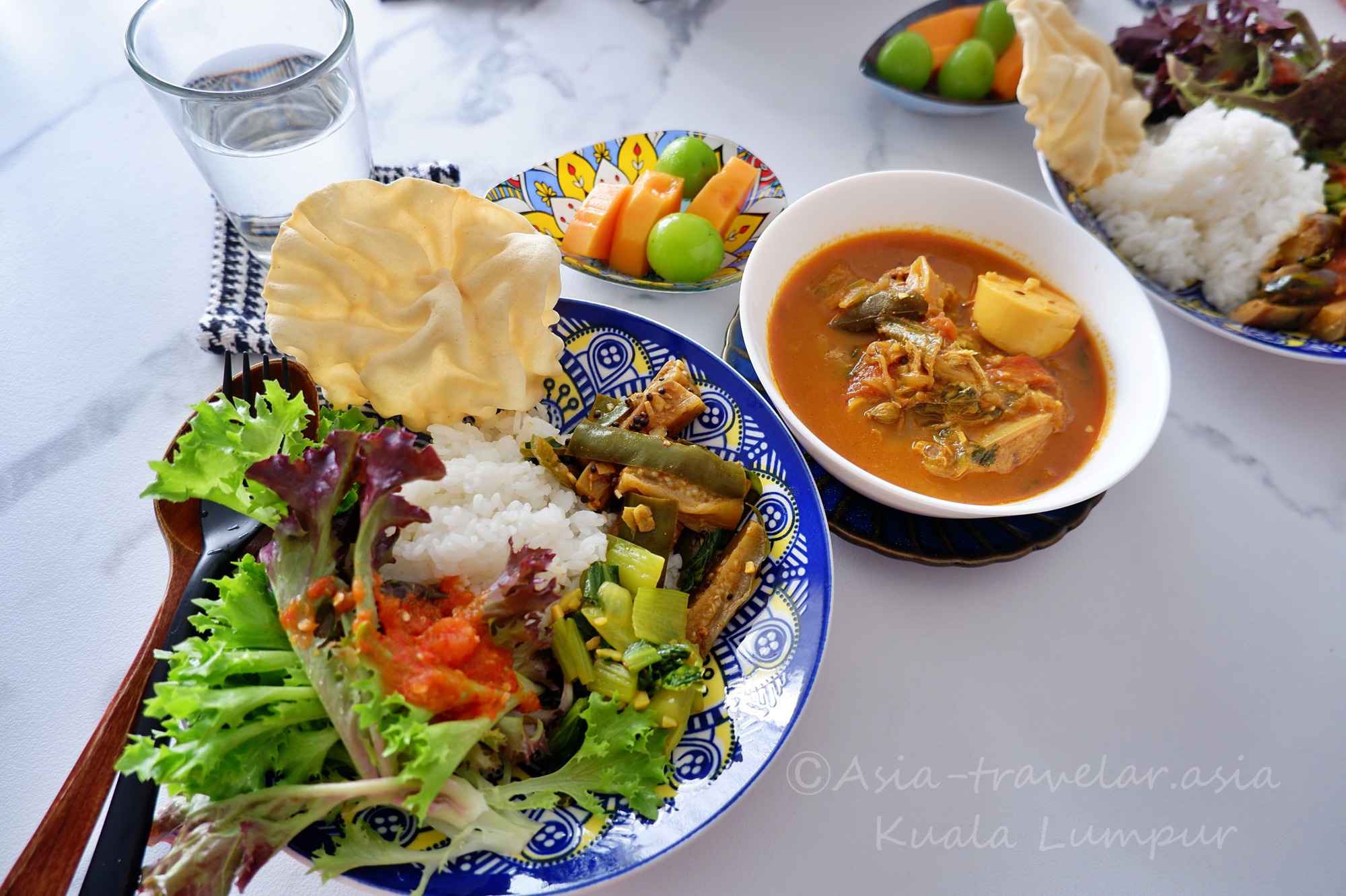 クアラルンプール自宅で作ったイカンマシン入りスパイスカレーと野菜の盛り合わせ