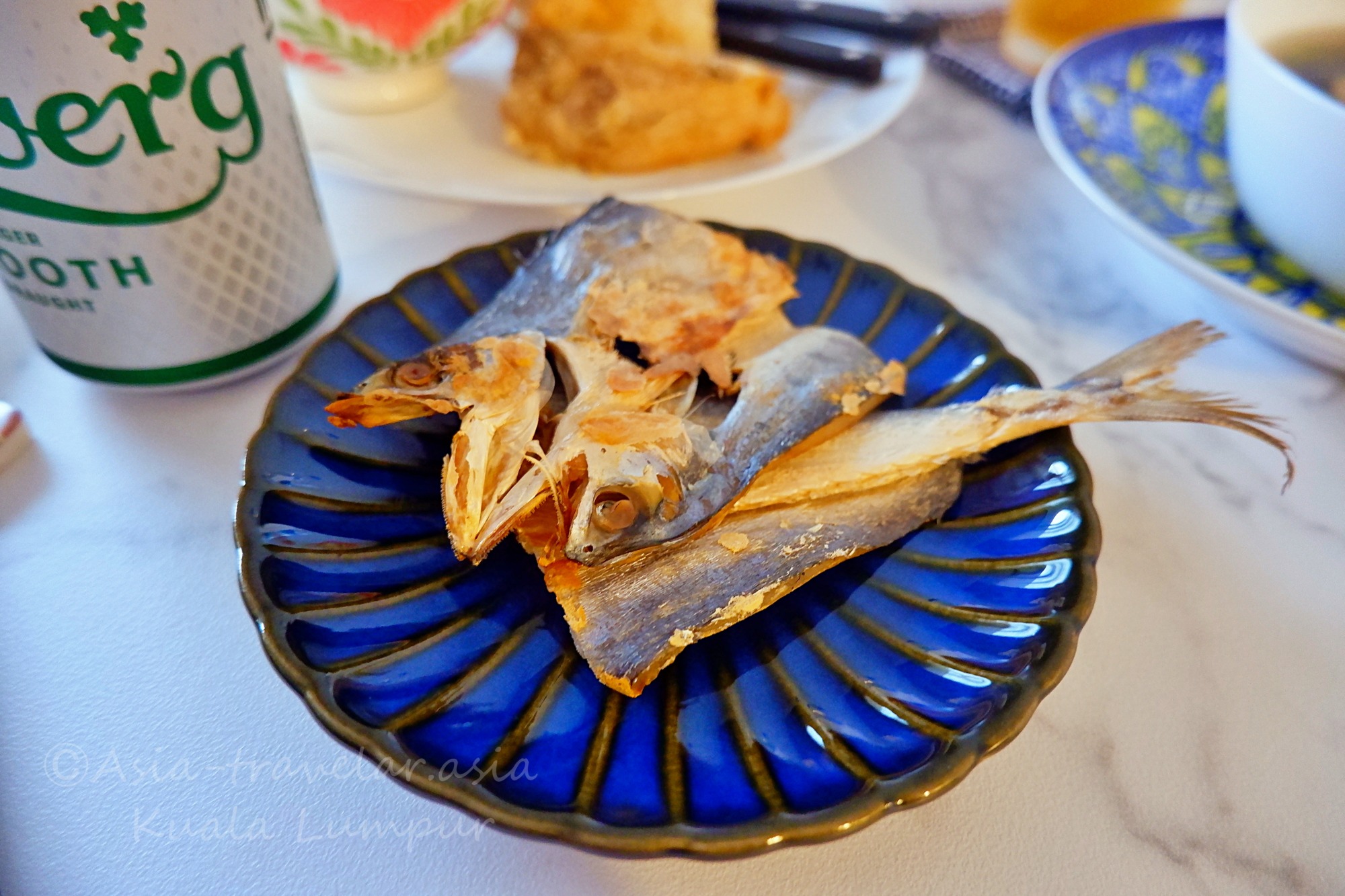 青い皿に盛られた塩抜きイカンマシン（干物）