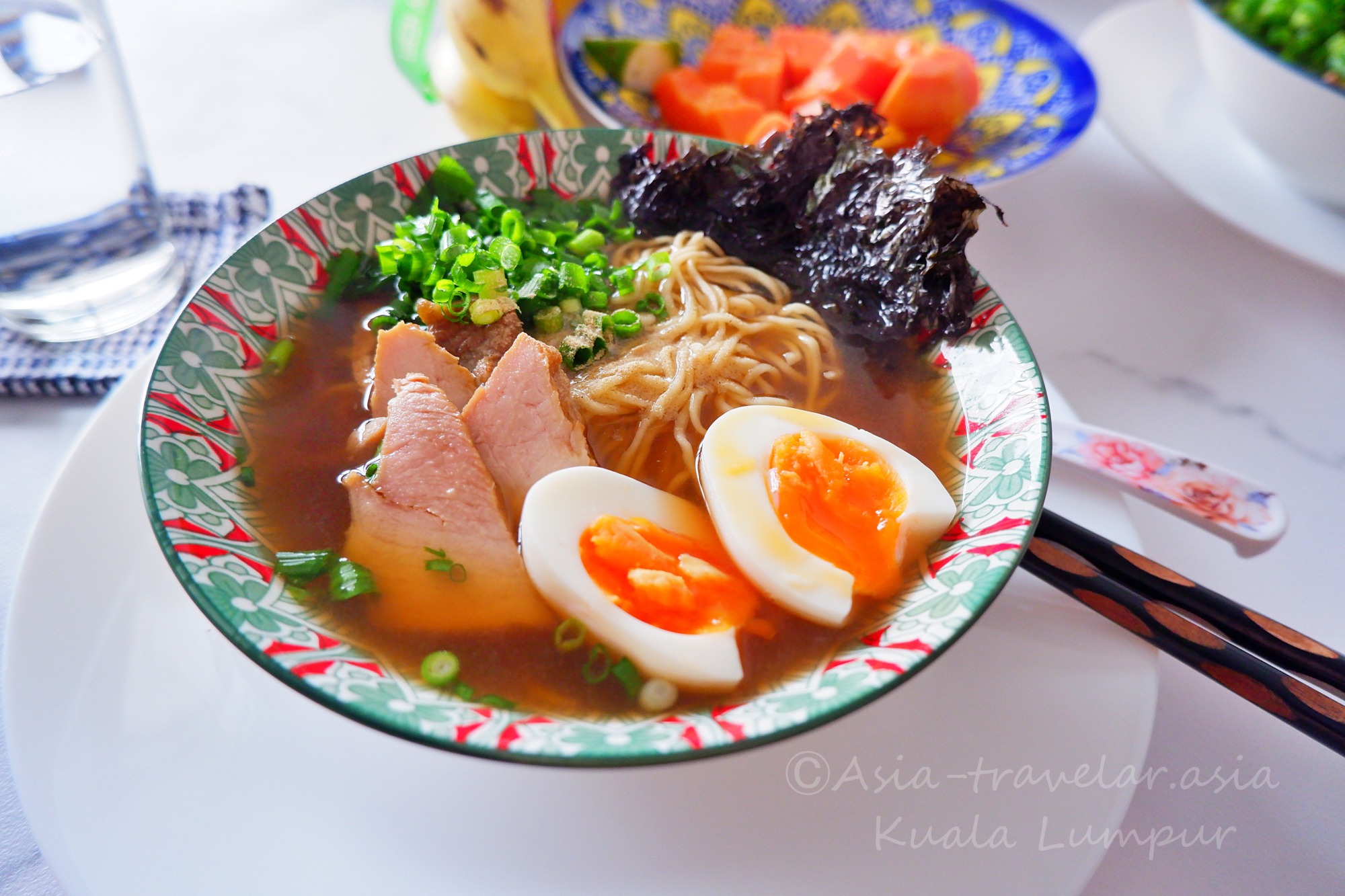 クアラルンプールの自家製醤油ラーメン・チャーシューと半熟卵のせ