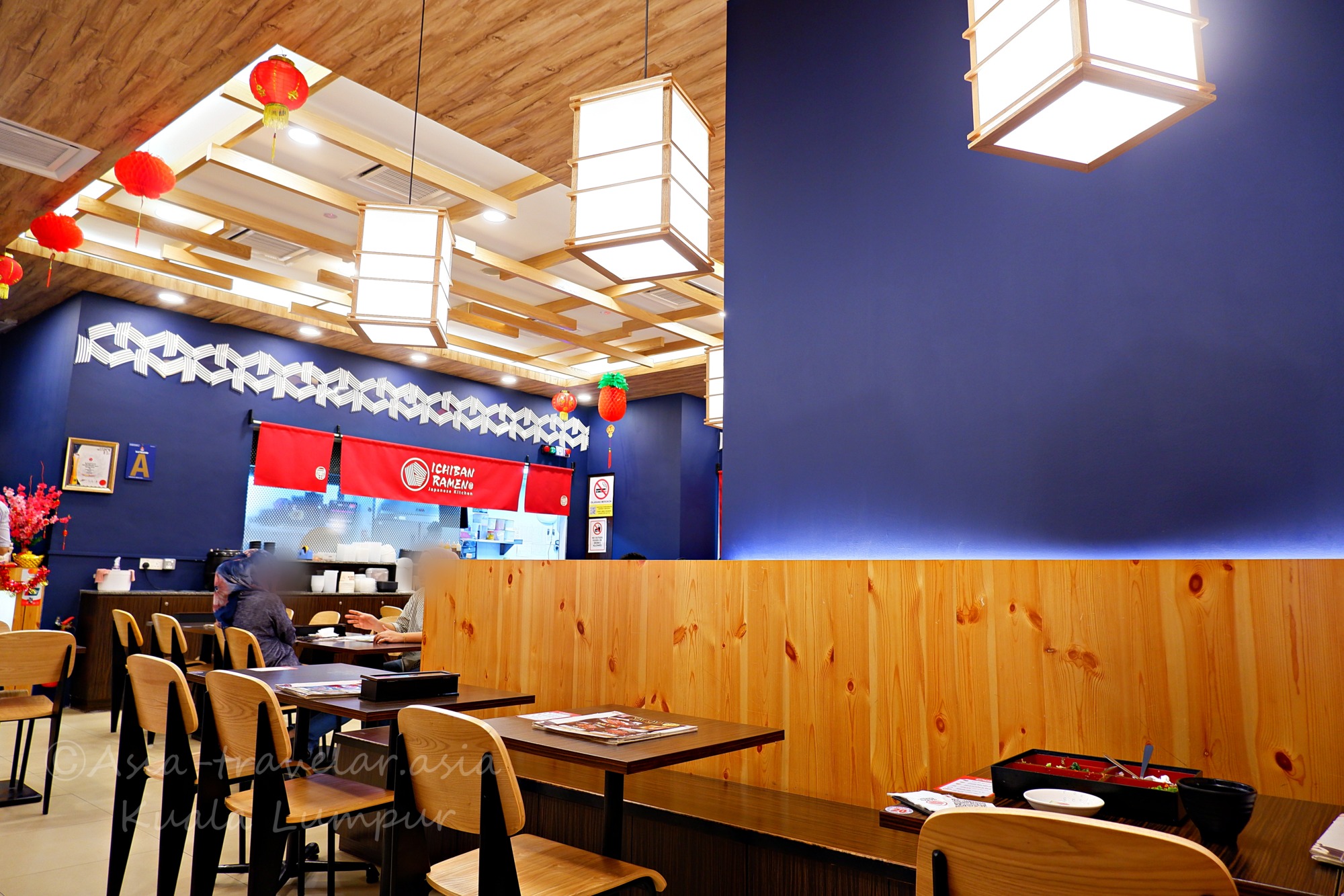 ICHIBAN RAMENの暖簾が映える紺色の店内