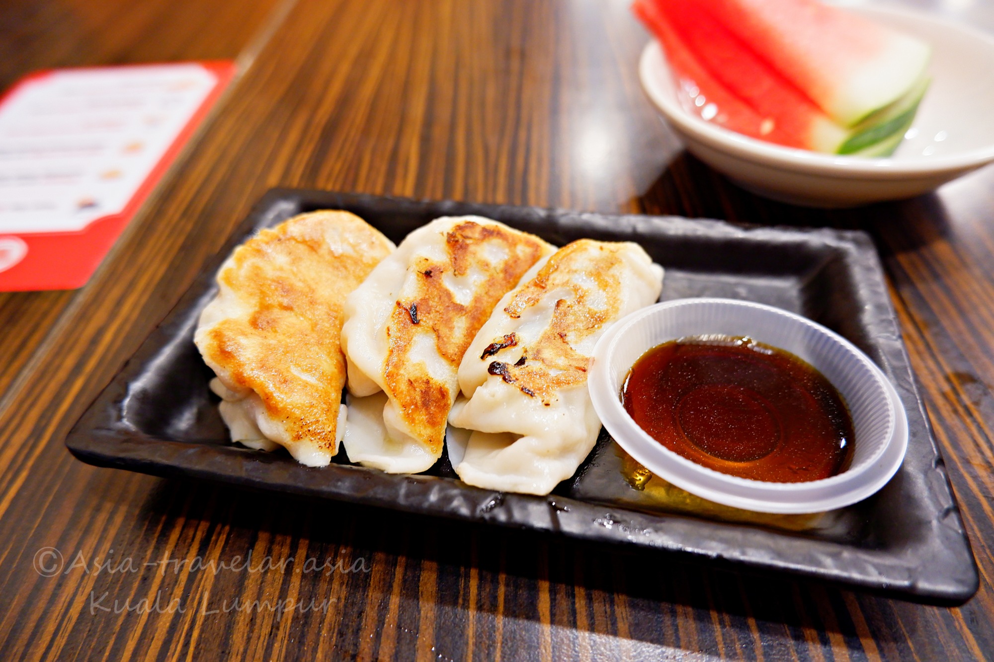 クアラルンプール「1番ラーメン」のチキン餃子とタレ