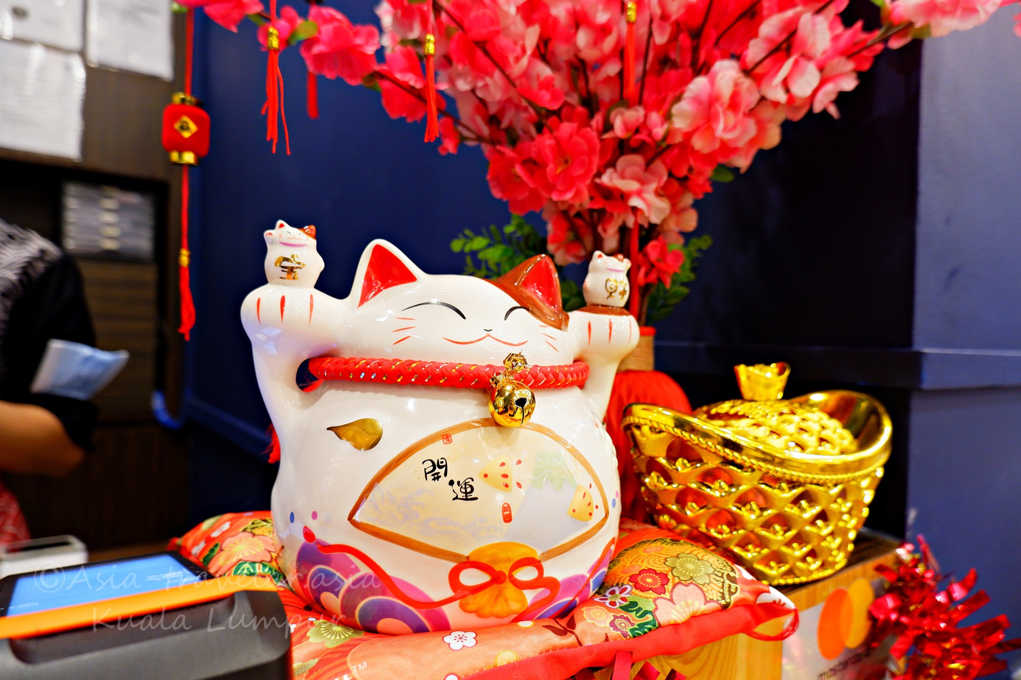 クアラルンプールの1番ラーメン店内に飾られた招き猫の置物