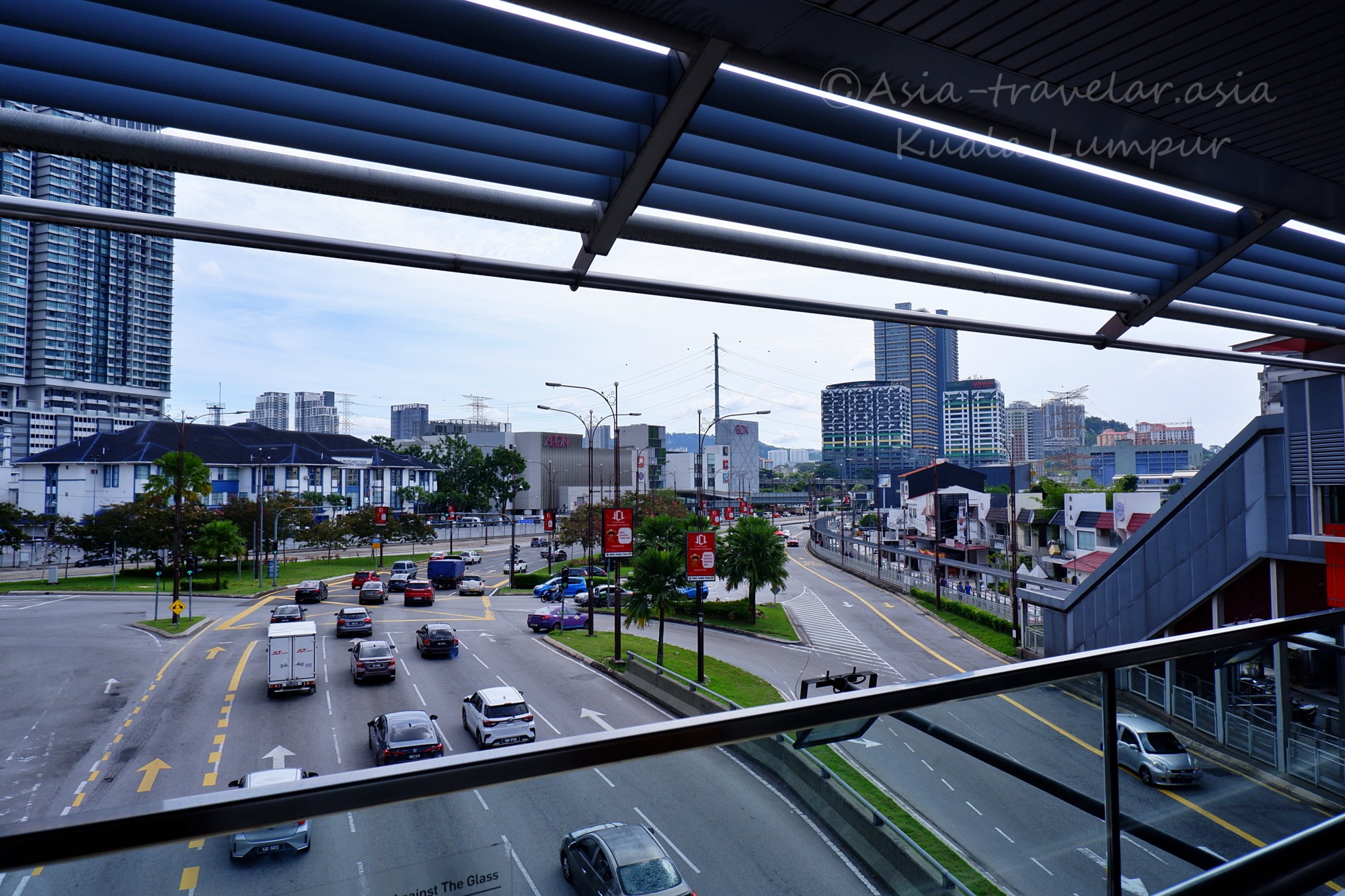 サンウェイベロシティモール周辺の幹線道路と市街地の眺め