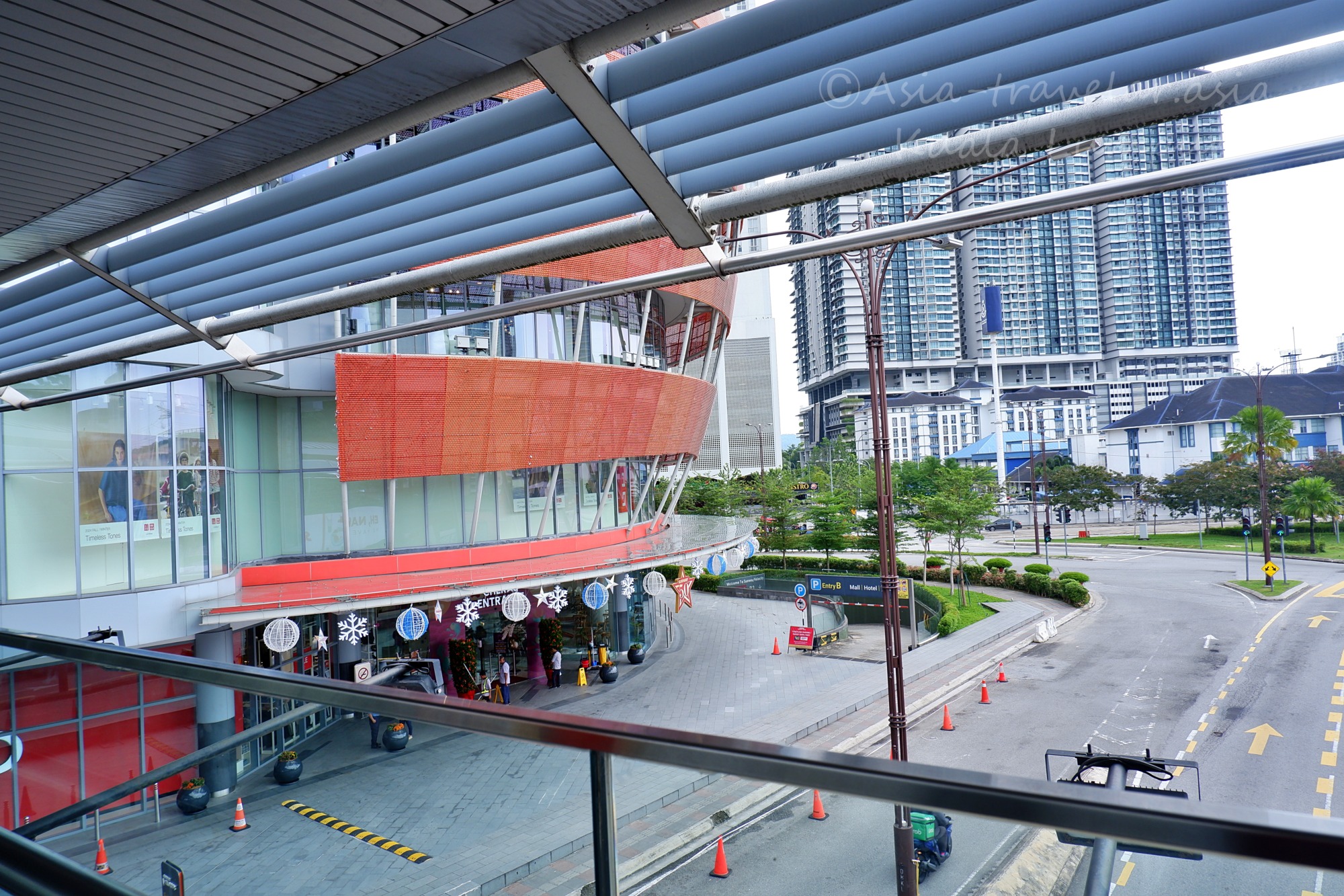 サンウェイベロシティモール外観とクアラルンプールの高層ビル群