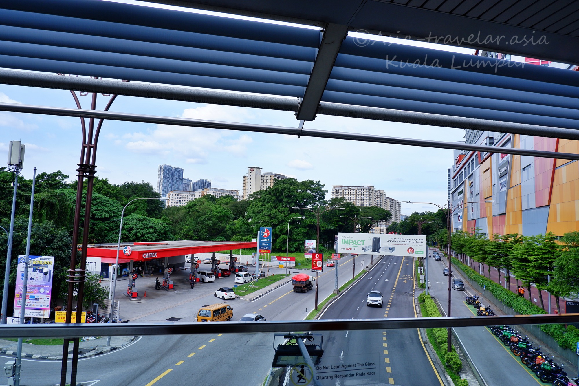 サンウェイベロシティモールのペデストリアンデッキから見たクアラルンプールの街並みとCaltexガソリンスタンド