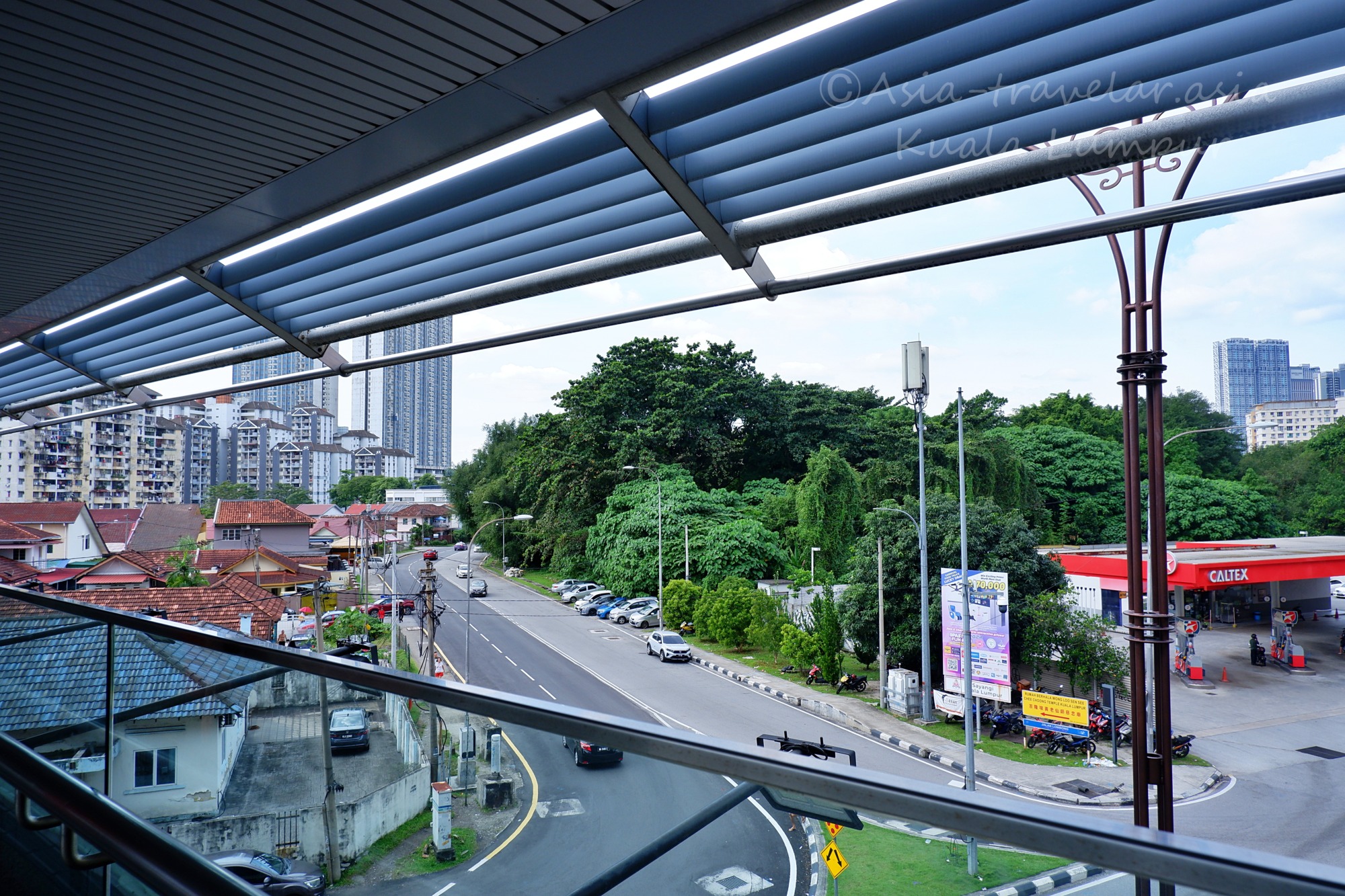 サンウェイベロシティモール周辺の道路とCaltexガソリンスタンドの眺め