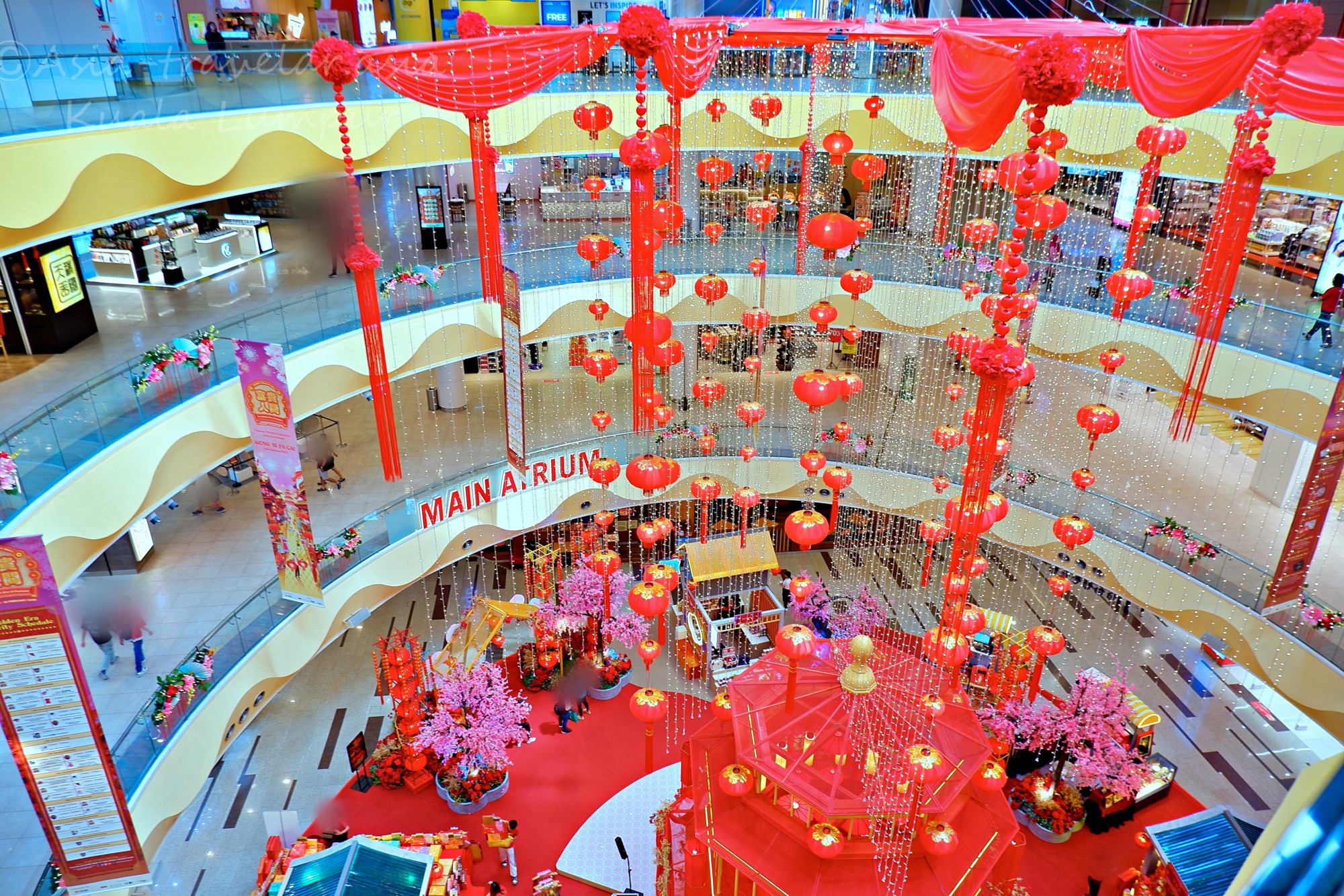 サンウェイベロシティモールのメインアトリウムに飾られたCNY旧正月の赤い提灯装飾