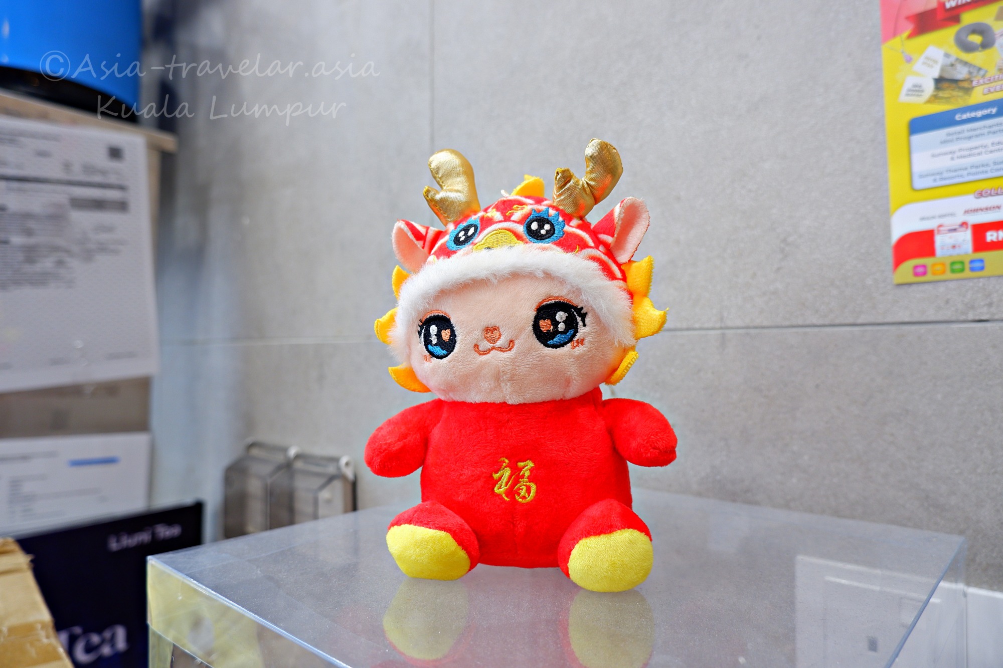 クアラルンプールのラーメン店に飾られた辰年の赤いぬいぐるみ