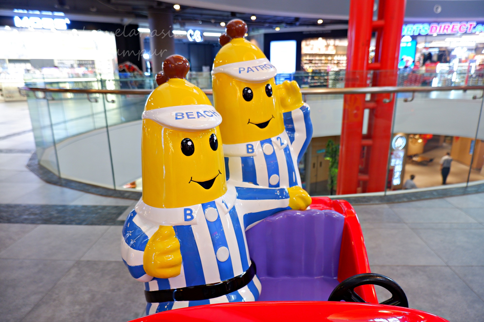 サンウェイベロシティモール内のバナナキャラクター乗り物遊具