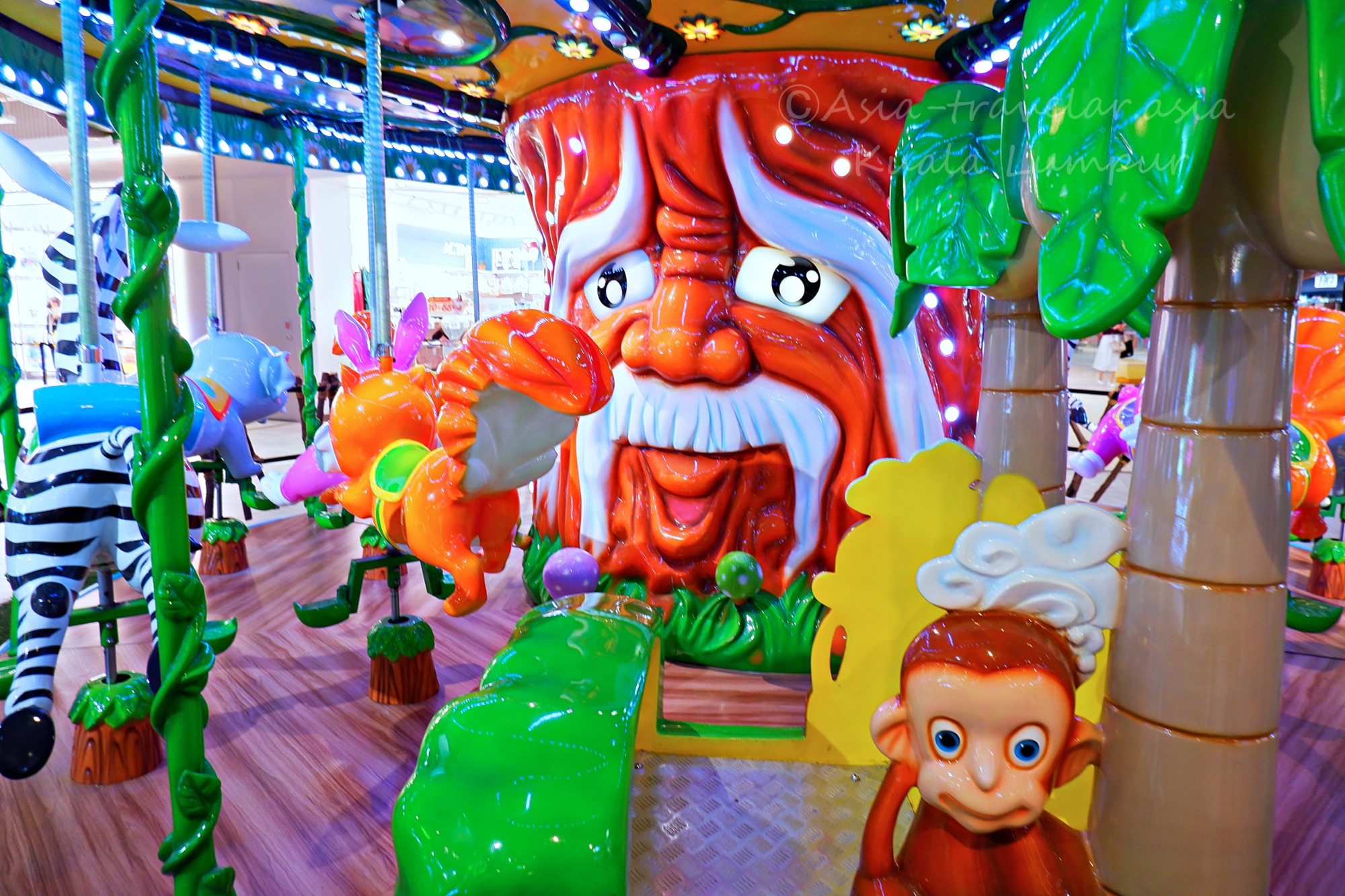 クアラルンプール・サンウェイベロシティモール内のジャングル風メリーゴーランド