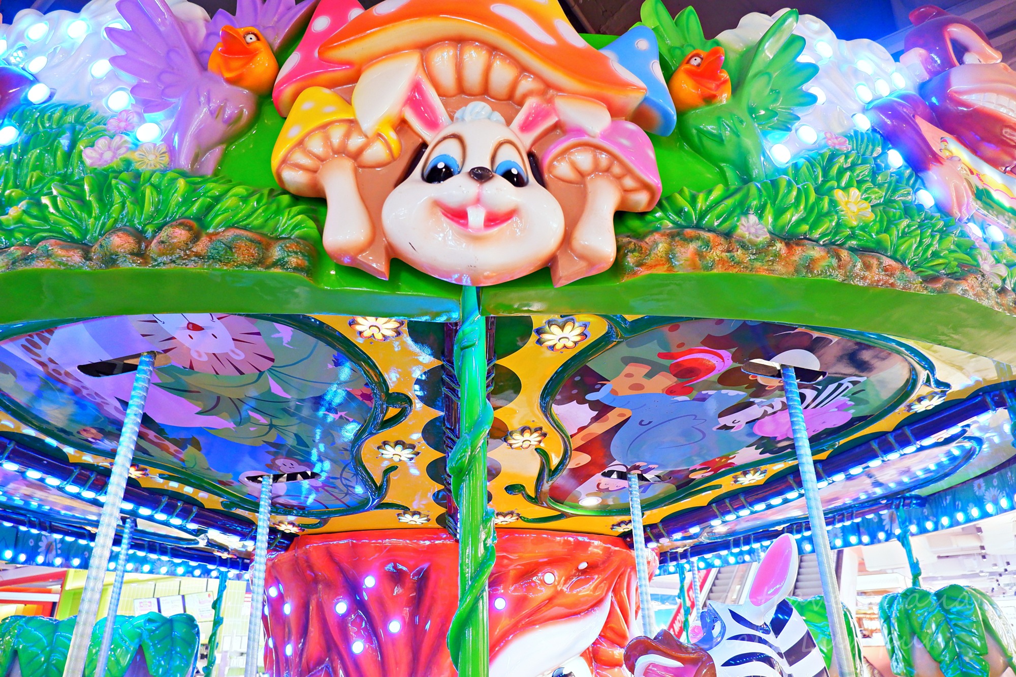 カラフルなキャラクターで飾られたサンウェイベロシティモールのメリーゴーランド