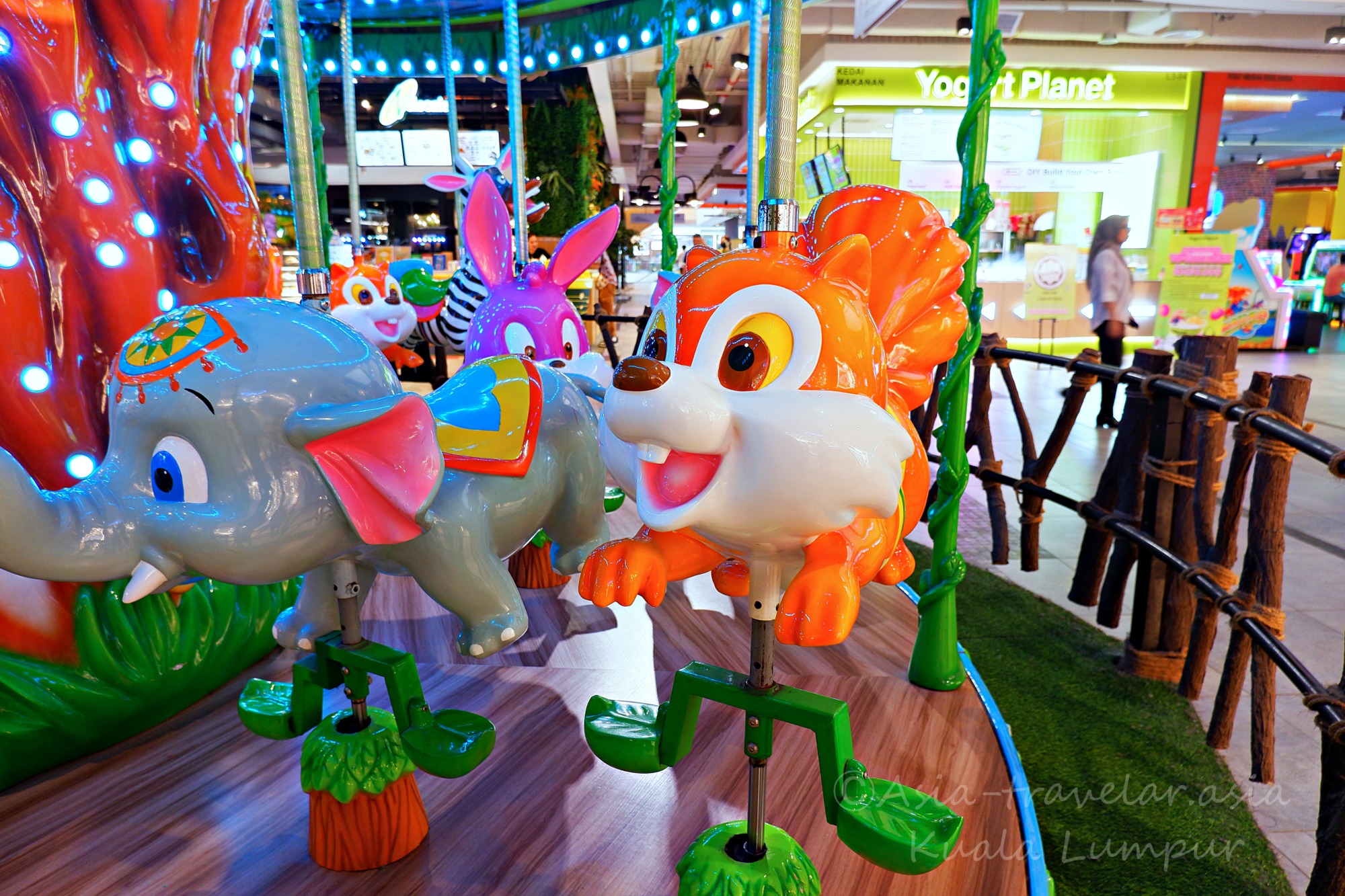 クアラルンプールのモール内ゲームセンターの個性的な動物メリーゴーランド