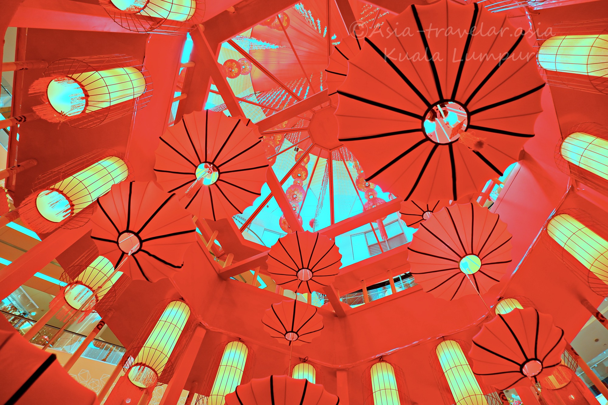 クアラルンプール・サンウェイベロシティモールの旧正月装飾、赤い傘と提灯が天井を彩る