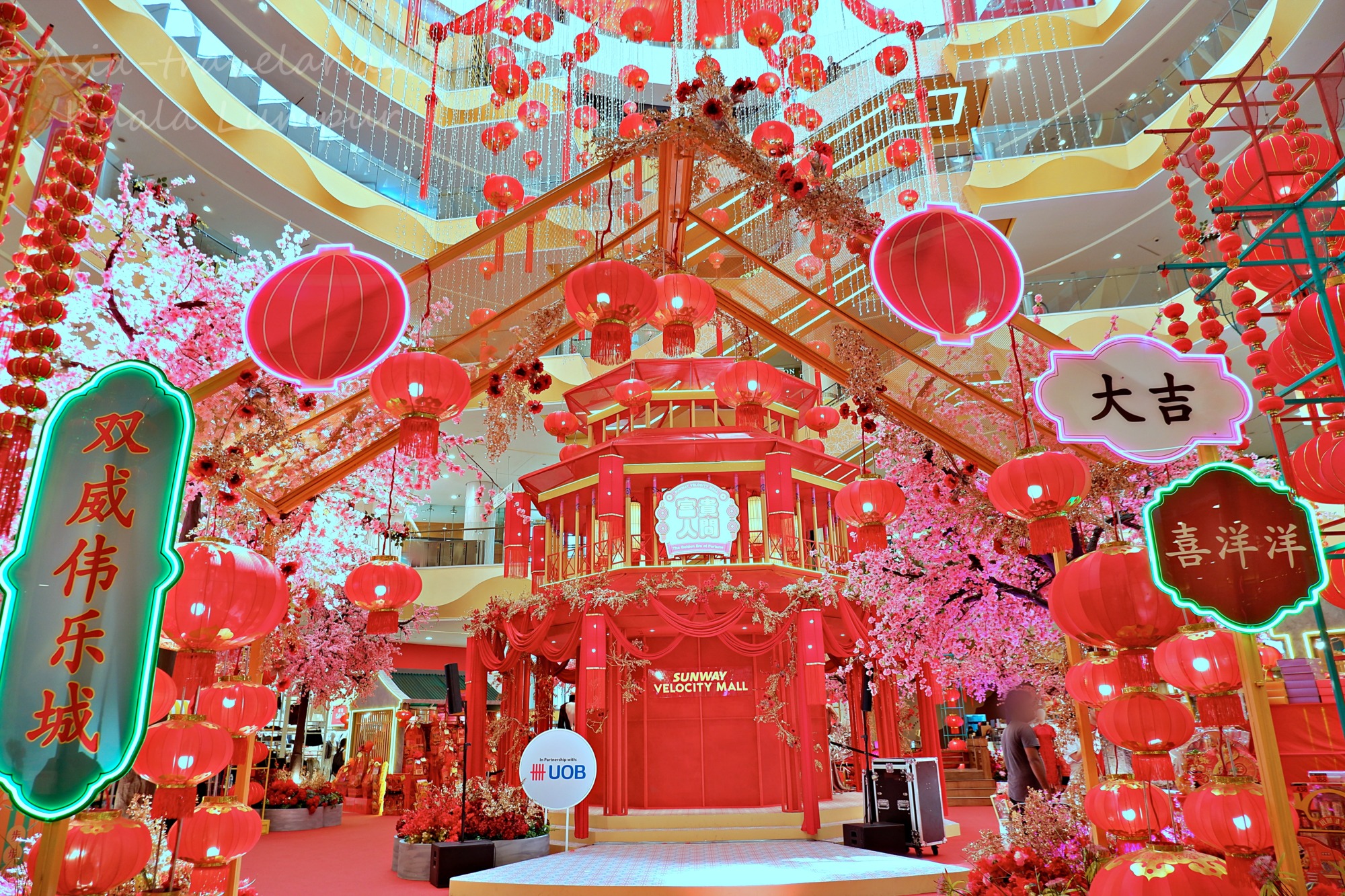 サンウェイベロシティモールの旧正月・赤い提灯と梅の花の装飾