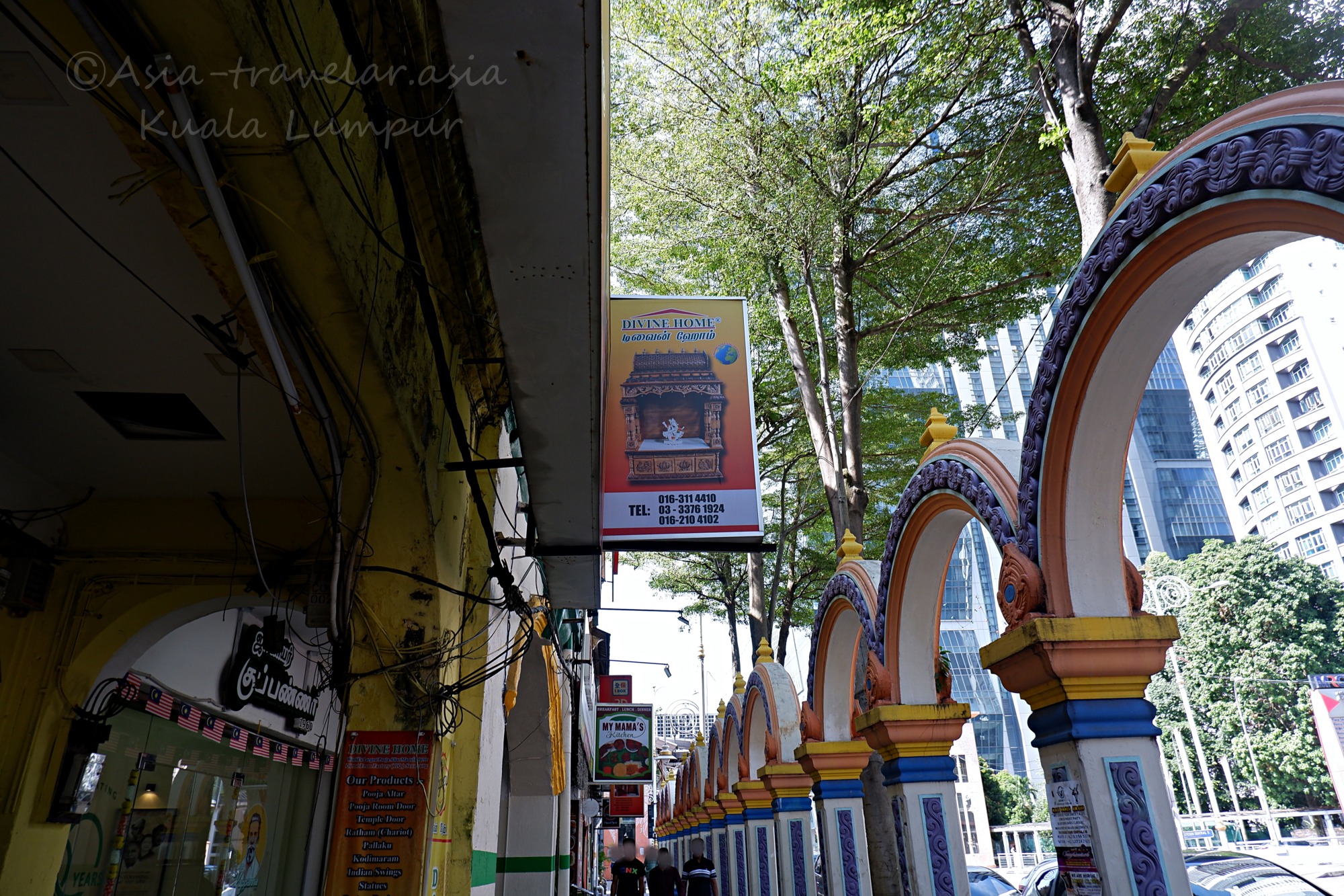 クアラルンプール・ブリックフィールズのヒンドゥー寺院アーチと街並み