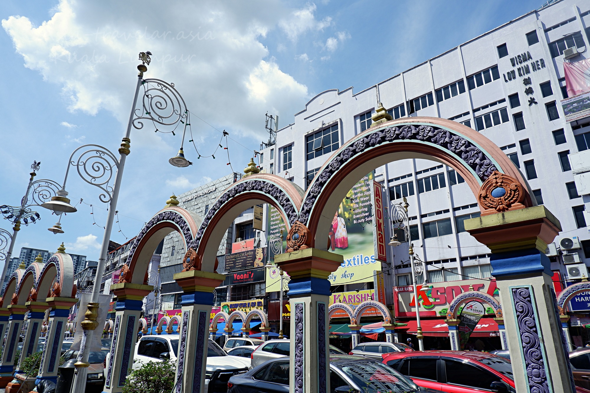 クアラルンプール・ブリックフィールズのインド風アーチ装飾が並ぶリトルインディア入口