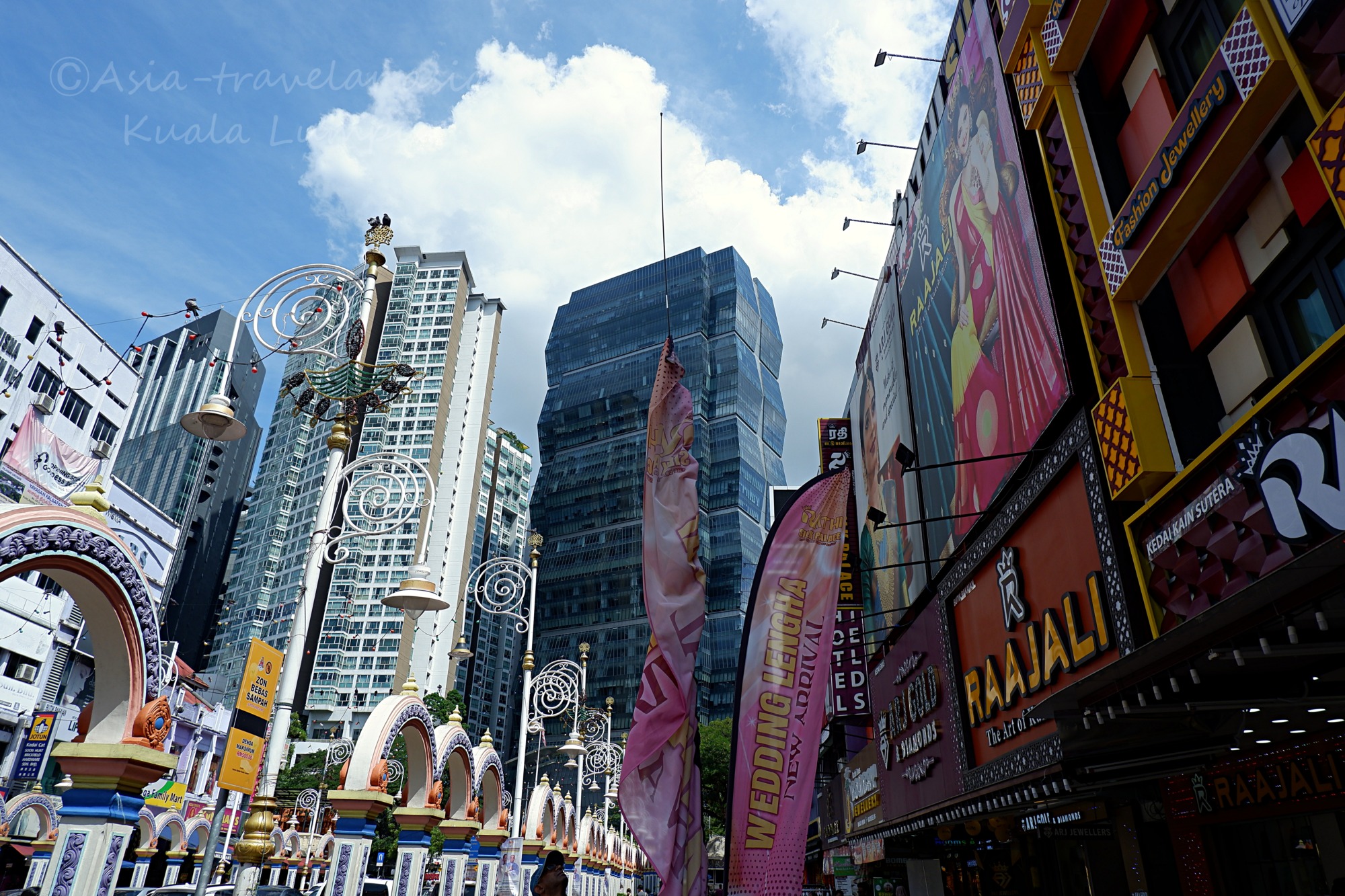 クアラルンプール・ブリックフィールズのカラフルなインド系商店街と高層ビル群