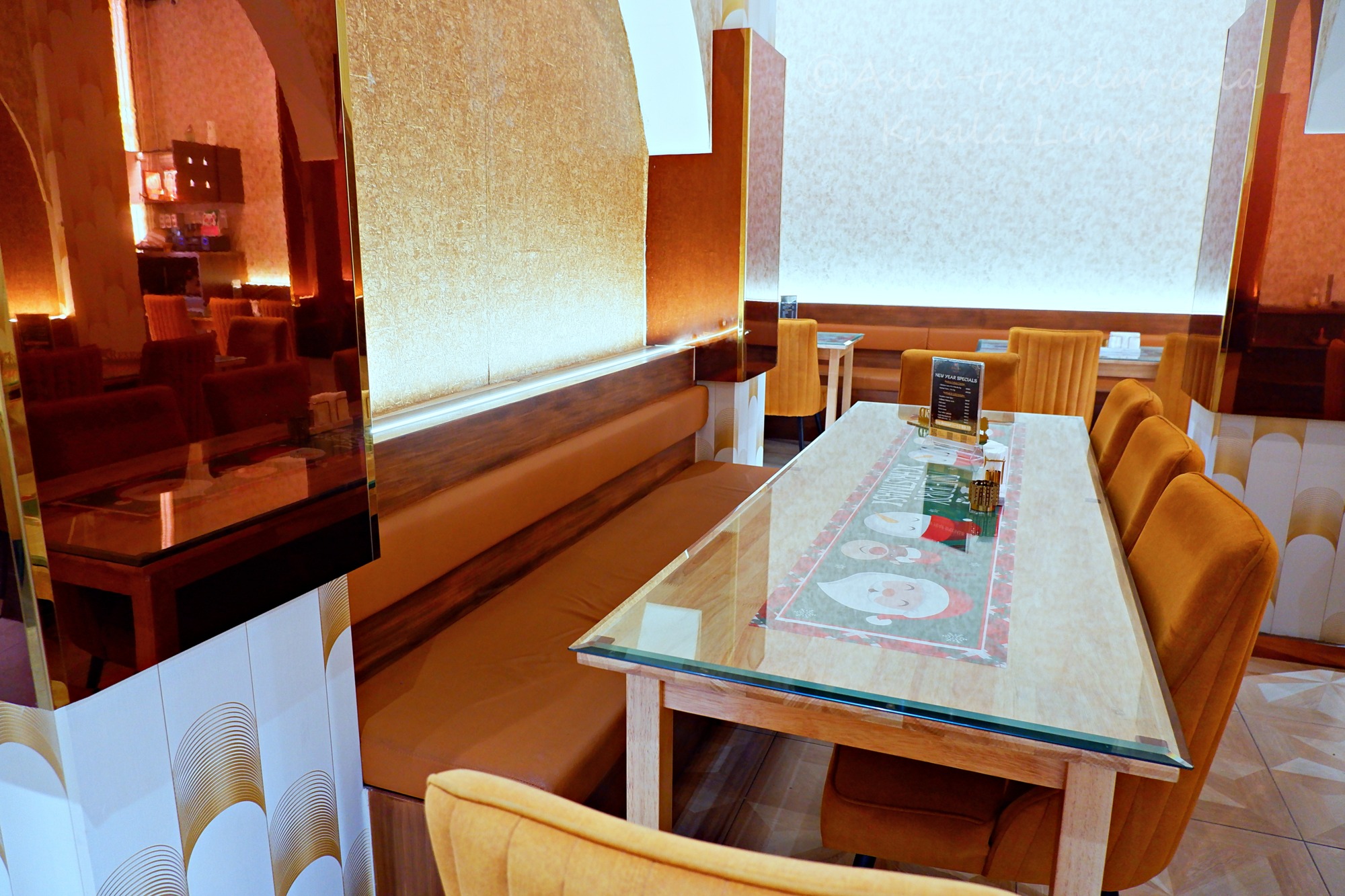 HERITAGE HOUSEのゆったりしたソファ席とガラステーブル