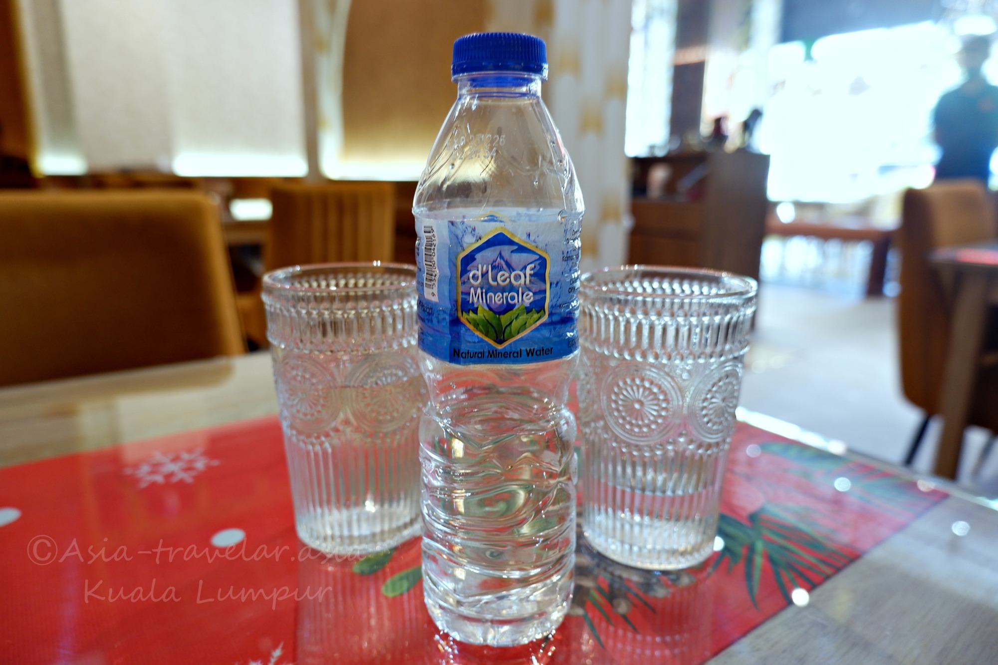 HERITAGE HOUSEテーブルに置かれたd'Leaf Mineraleのミネラルウォーター