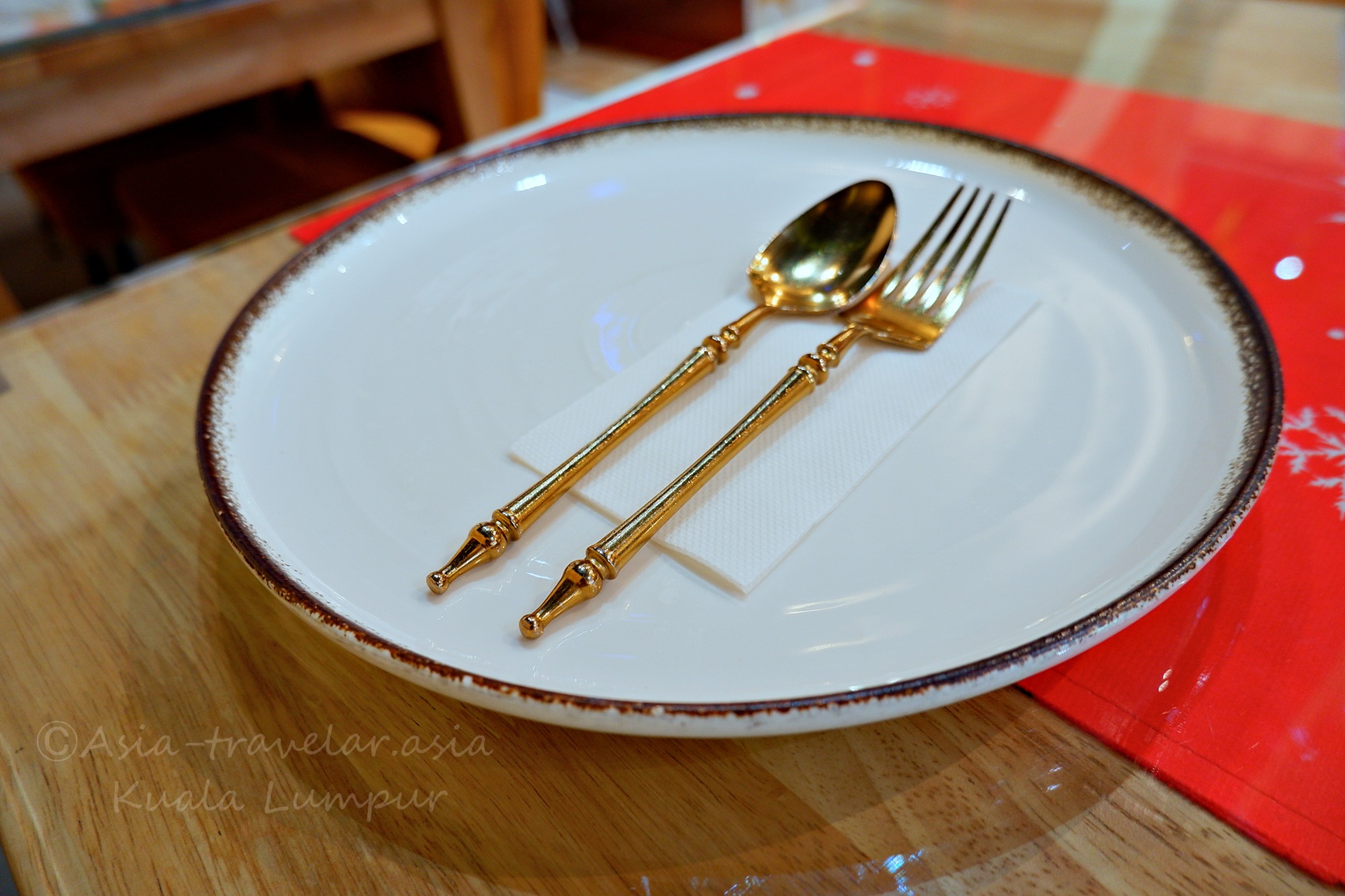 クアラルンプール「HERITAGE HOUSE」の金色カトラリーと白いプレート