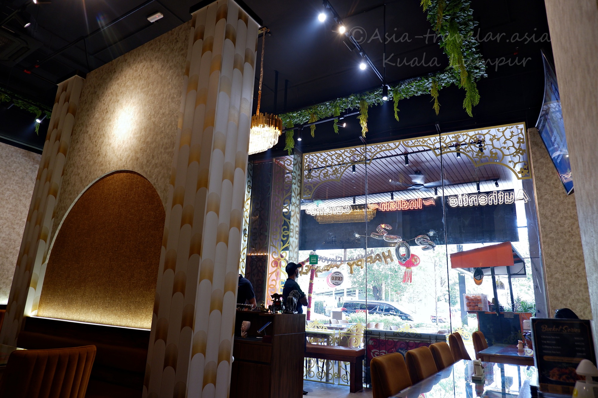 クアラルンプール「HERITAGE HOUSE」金装飾が映えるゆったりとした店内