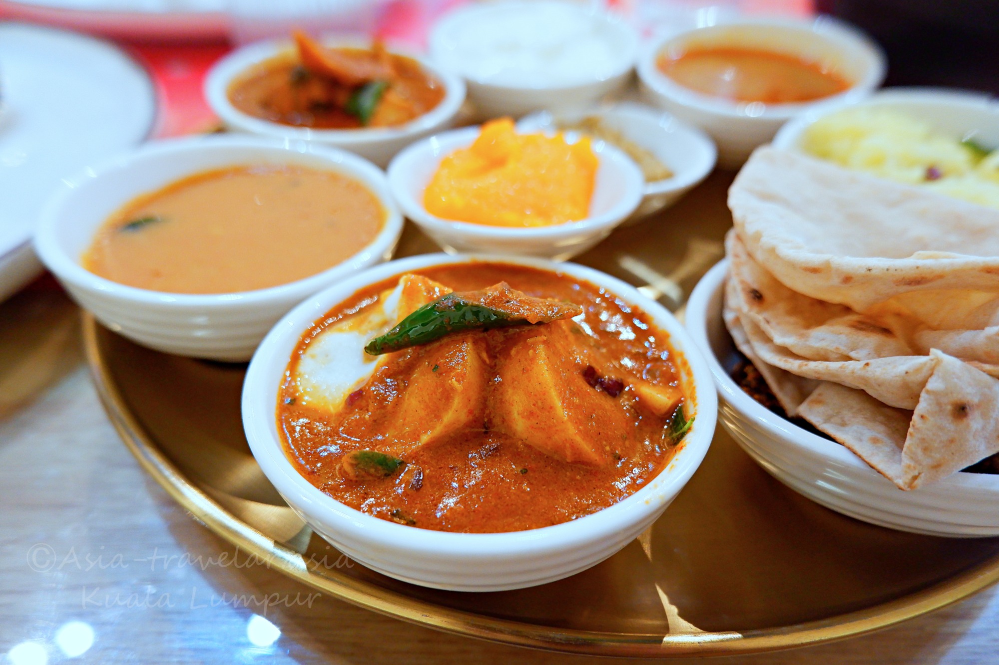 クアラルンプール「HERITAGE HOUSE」の卵カレー入りノンベジターリー