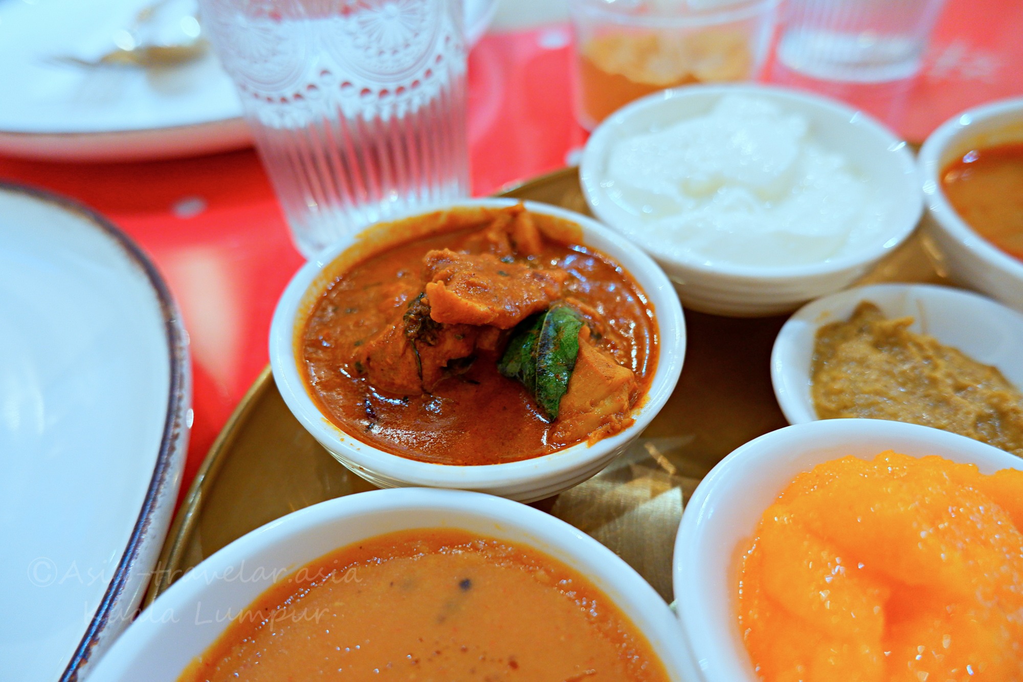 クアラルンプール「HERITAGE HOUSE」ノンベジターリーの赤いチキンカレー