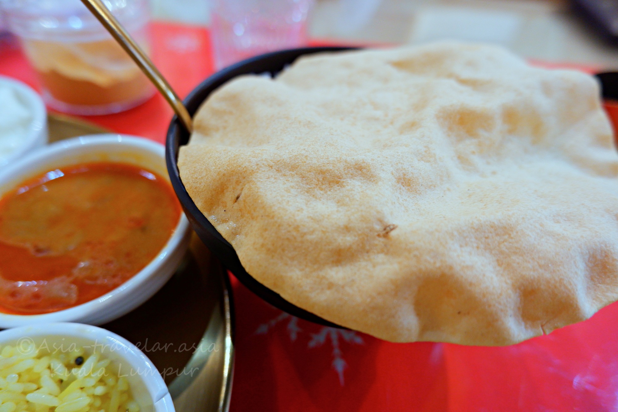 クアラルンプール・HERITAGE HOUSEのノンベジターリーに添えられた大きなパパダン