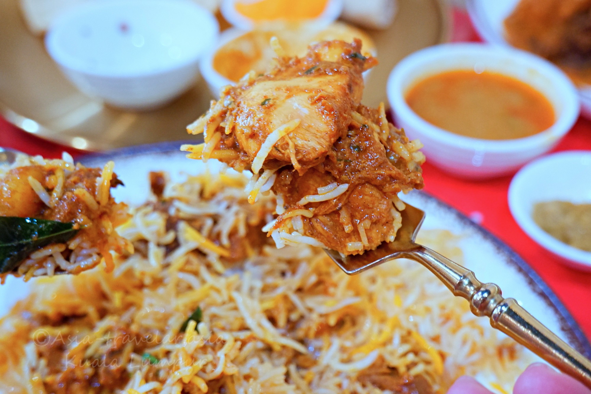 スプーンに盛られたHERITAGE HOUSEのミックスビリヤニとチキン