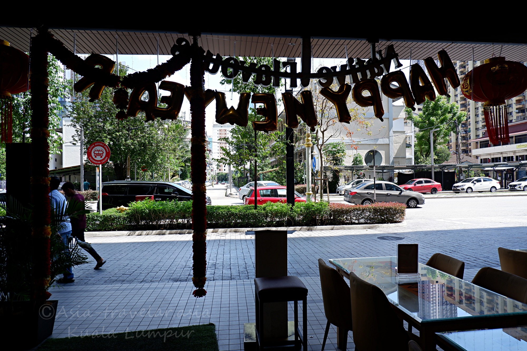 クアラルンプール・ヘリテージハウスの新年飾りが彩るテラス席からの街並み