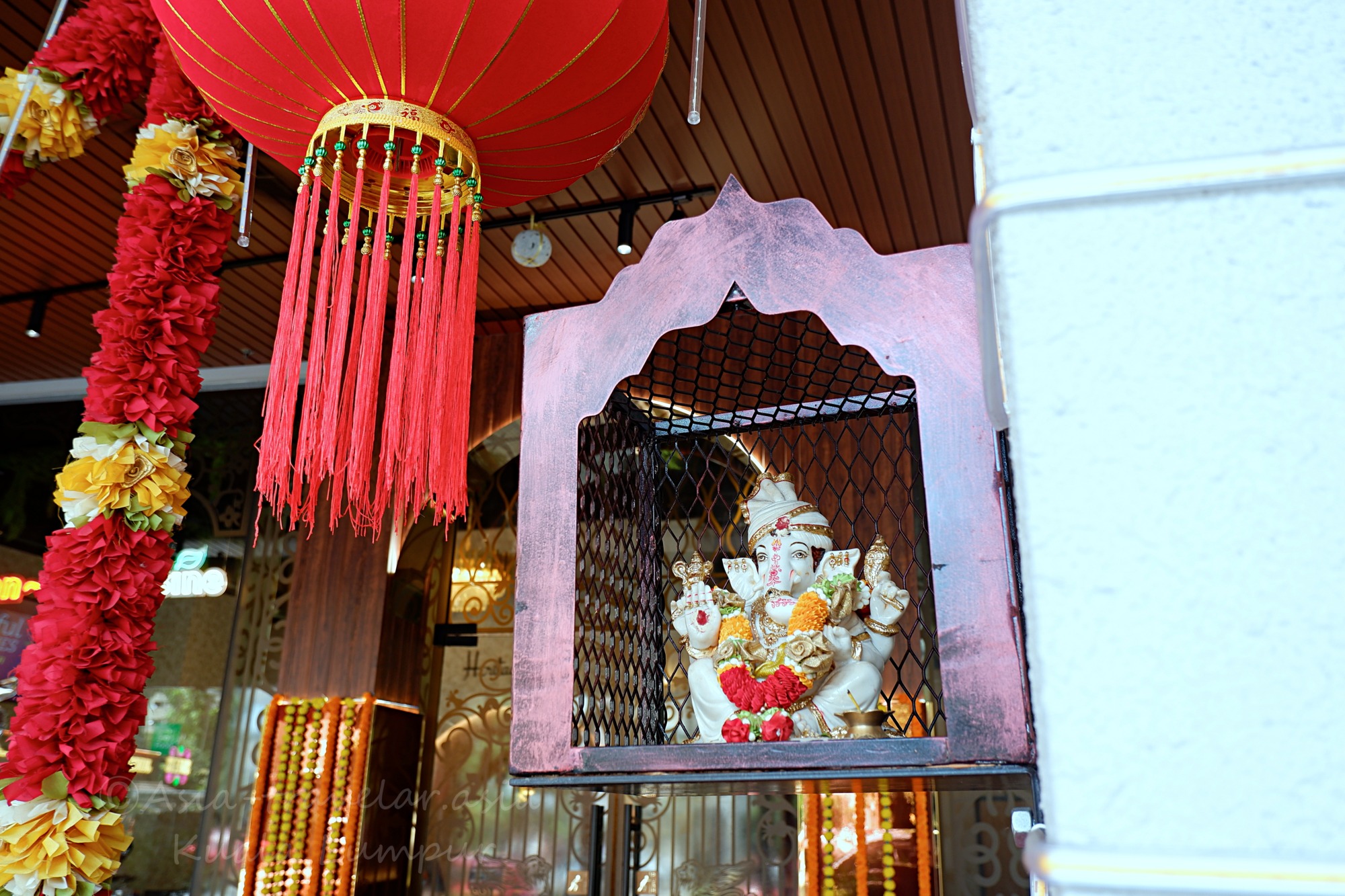 店先のガネーシャ像と赤い提灯の装飾・ブリックフィールズHERITAGE HOUSE