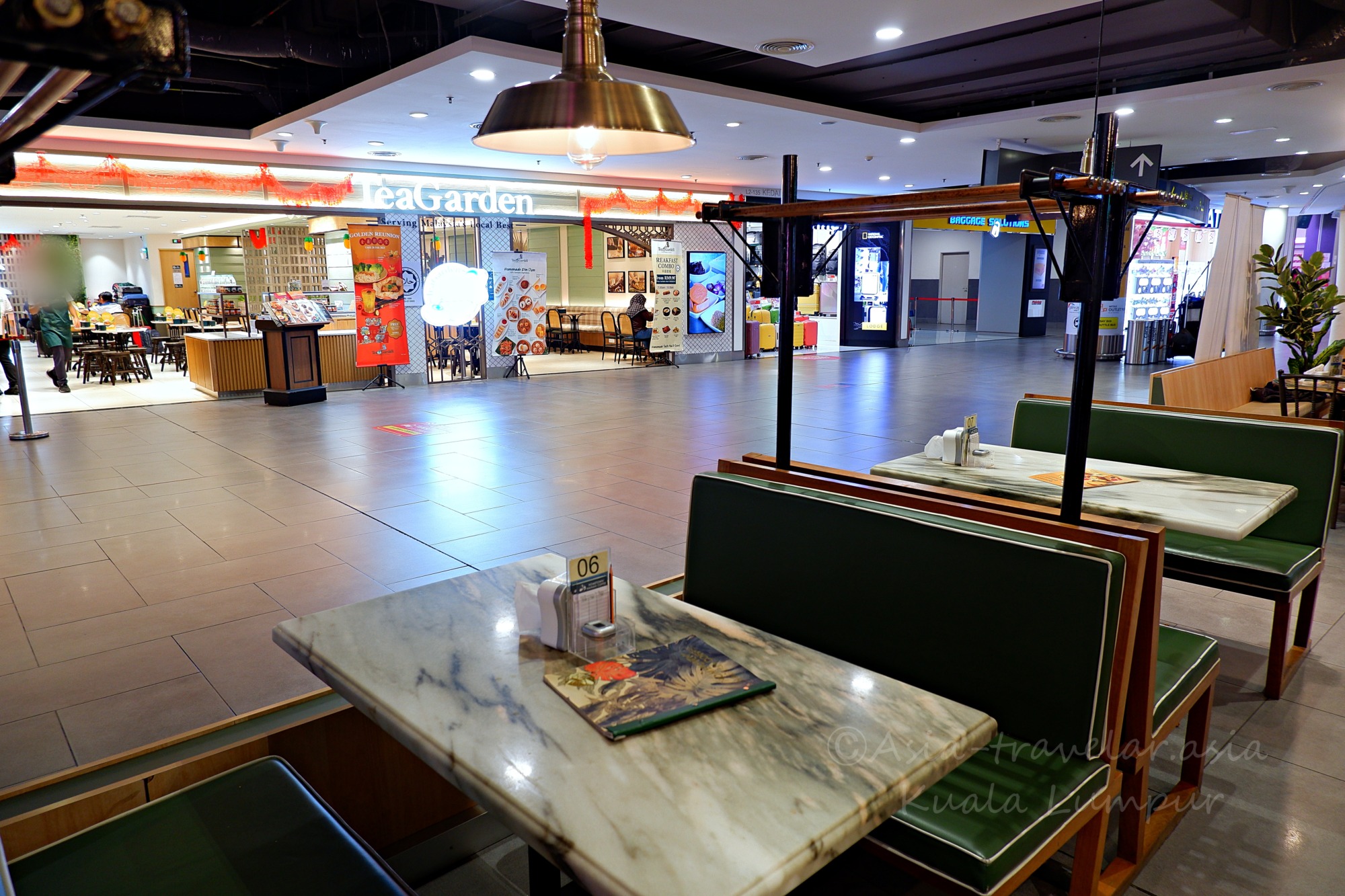 KLIA2のTeaGarden店内グリーンソファ席と広々とした空間