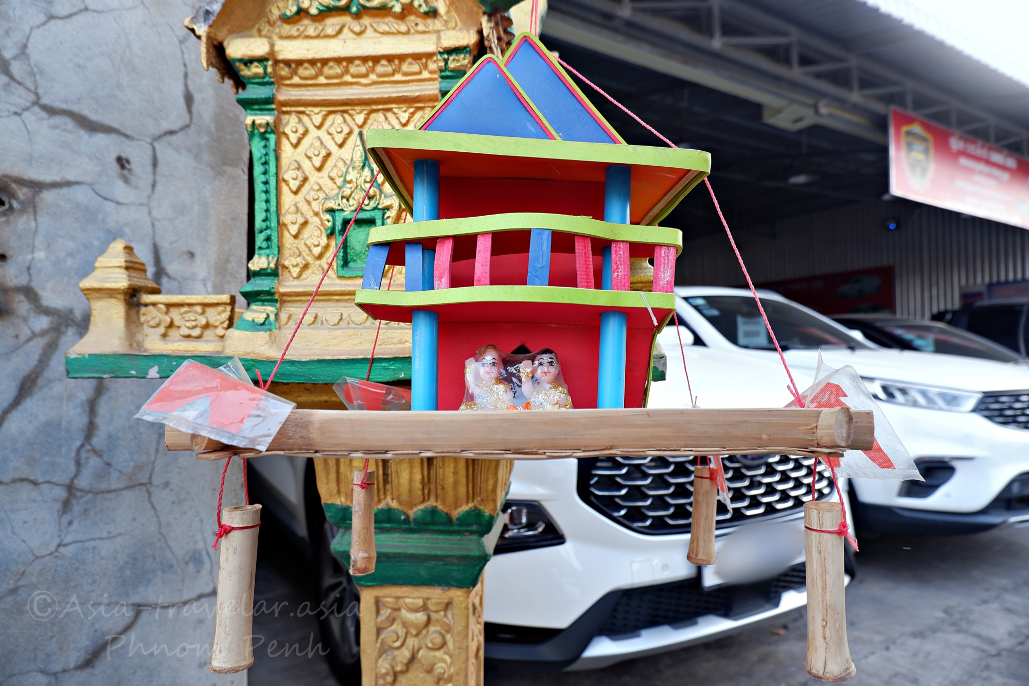 プノンペンの路上に置かれたカラフルな精霊の家（ネアックター）